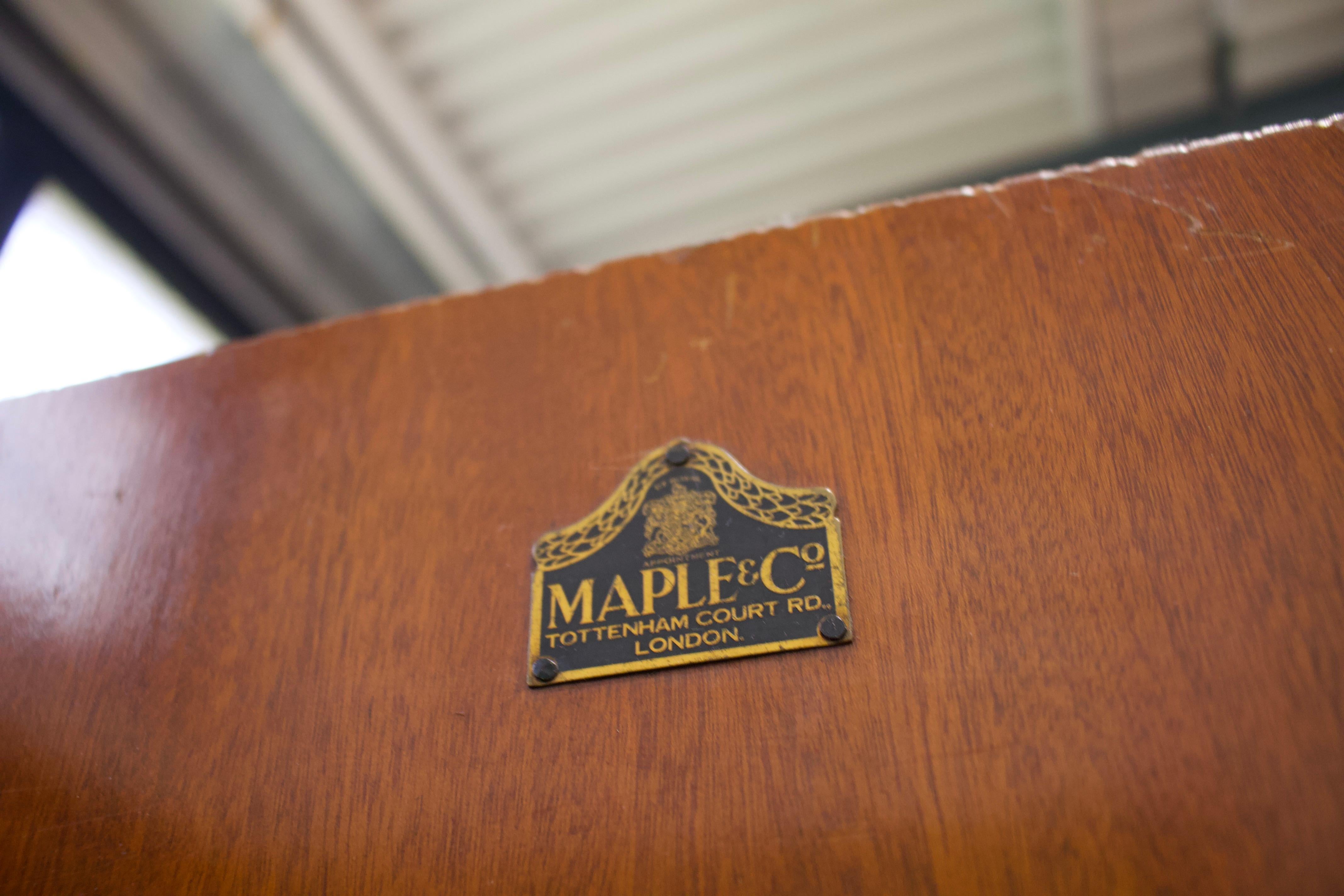 Armoire Art déco britannique en ronce de noyer de Maple & Co, années 1930 en vente 1