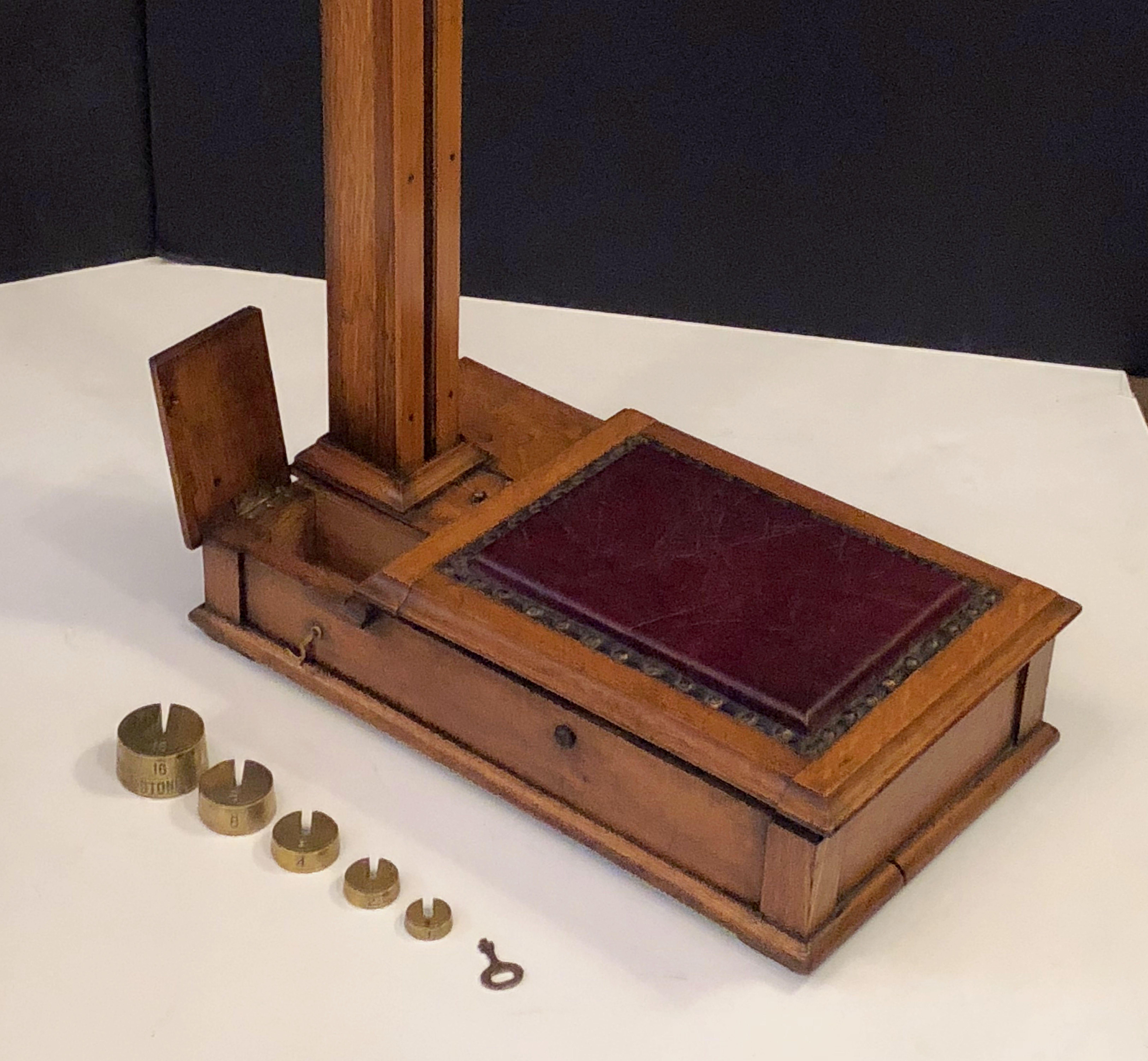 Edwardian British Athlete's Personal Floor Standing Scale of Oak, Boxwood, and Brass