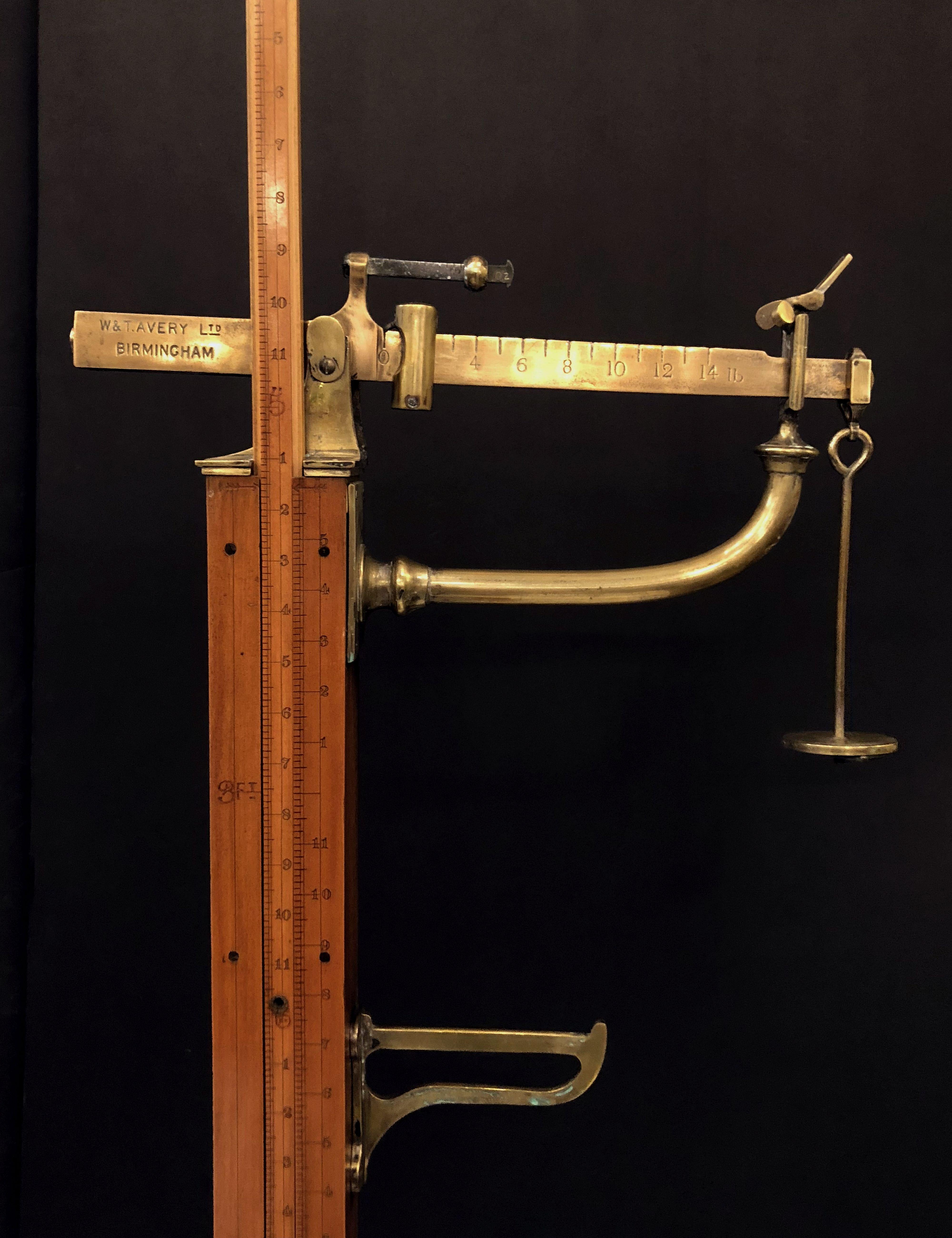 British Athlete's Personal Floor Standing Scale of Oak, Boxwood, and Brass In Good Condition In Austin, TX