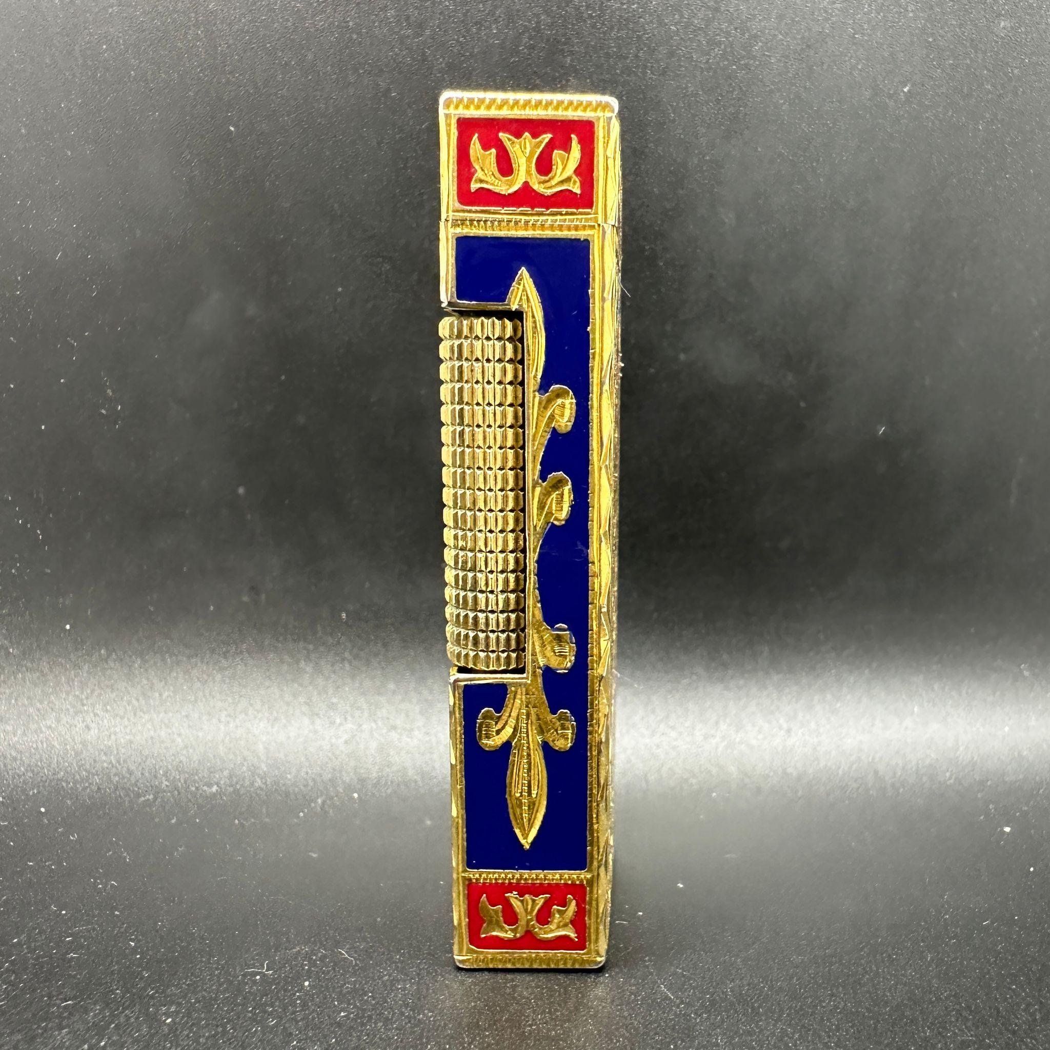 Cartier “Royking” lighter.
Circe 1970
CARTIER  Roy King Rollagas, a Unique RARE example of a ROYKING designed Cartier Rollagas lighter made circa 1970's, 18K Gold Baroque Inlay with Red and Blue  lacquer, mint condition.
Roy King emblem on top side