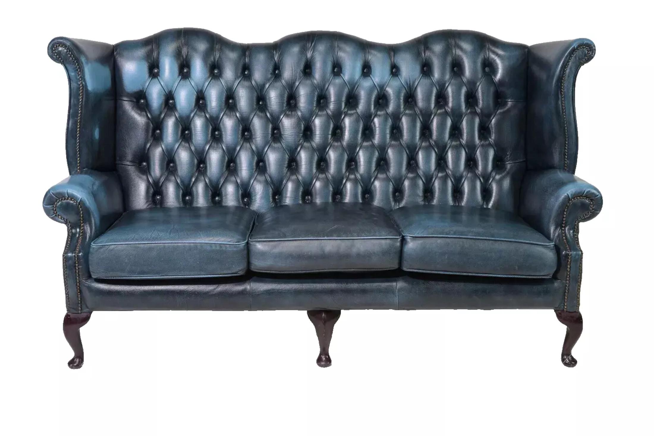 Bellissimo divano Chesterfield britannico, in pelle blu, con schienale ad ala e bottoni!!!

Divano, inglese, in pelle blu, con schienale ad ala, con bottoni, Chesterfield Sofa!!!

Questo bellissimo divano è l'aggiunta perfetta a qualsiasi casa. I