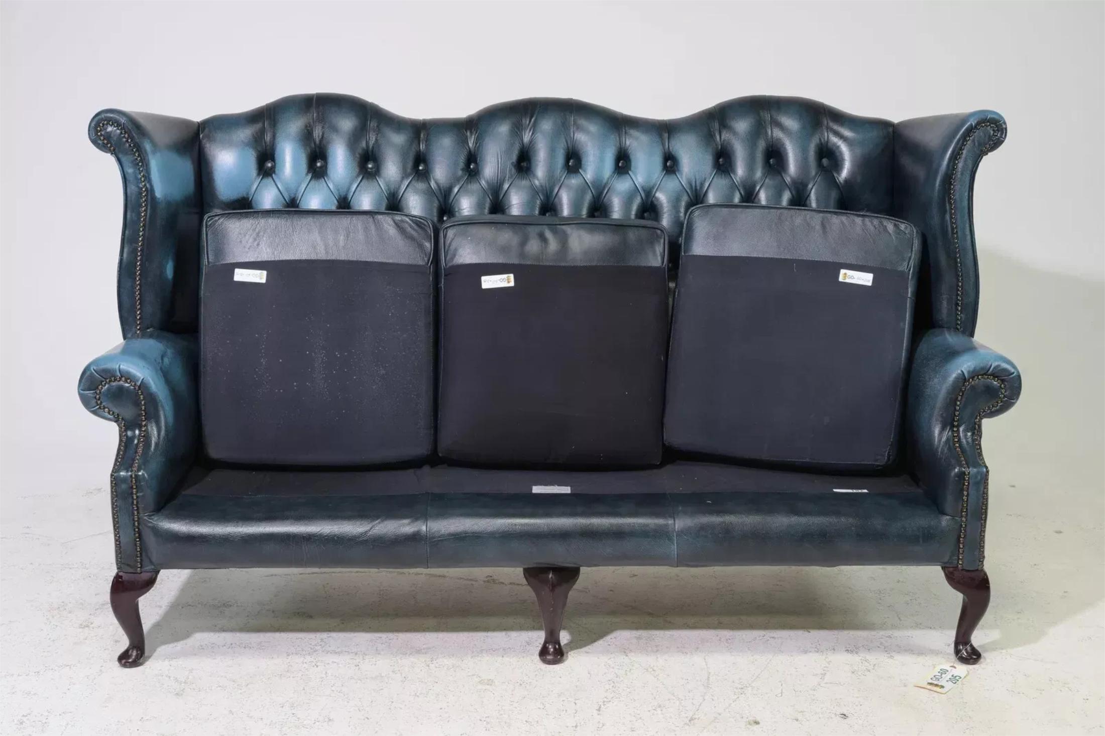Inglese Divano Chesterfield britannico, in pelle blu, con schienale ad ala e bottoni!!! in vendita
