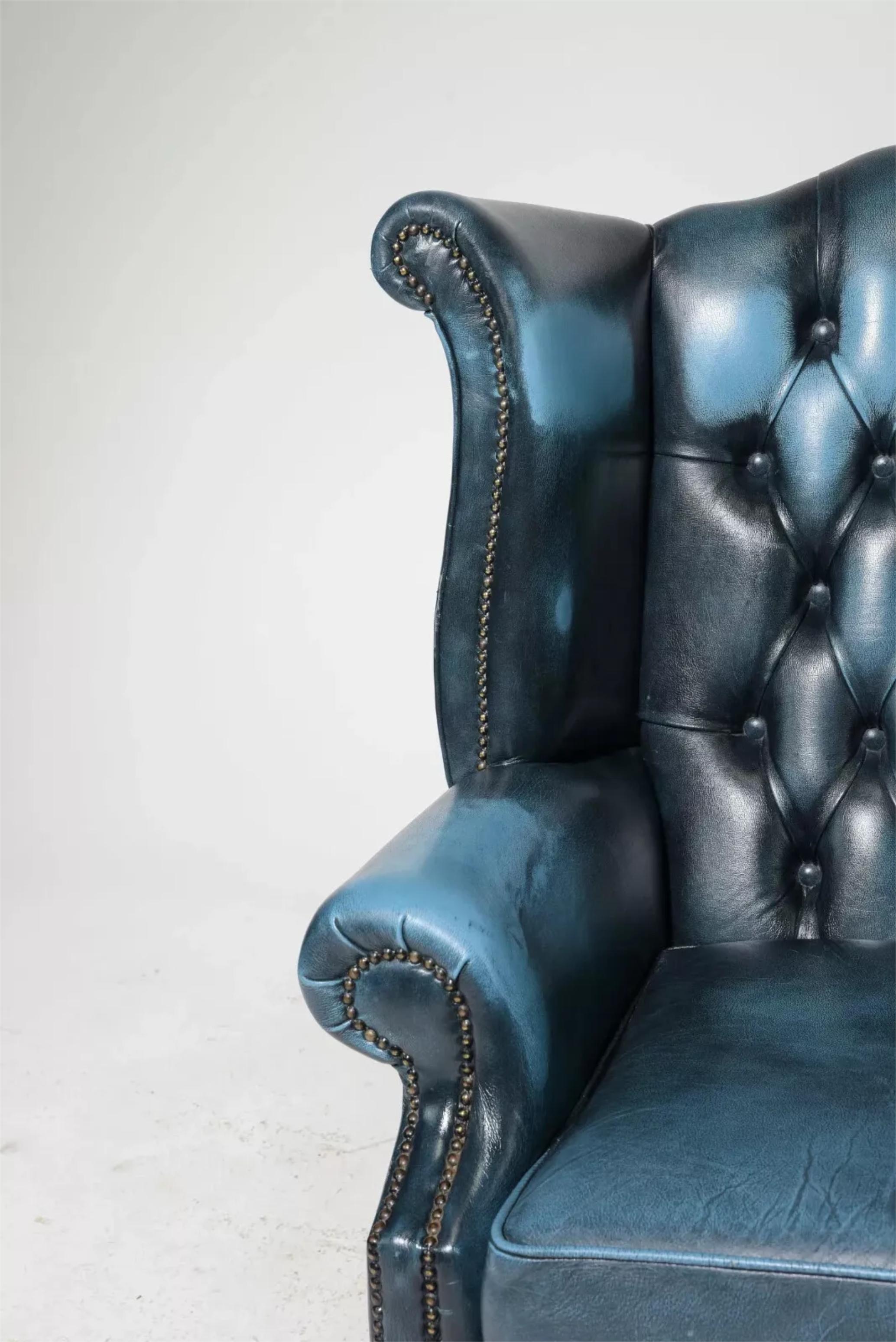 Divano Chesterfield britannico, in pelle blu, con schienale ad ala e bottoni!!! In condizioni buone in vendita a Austin, TX