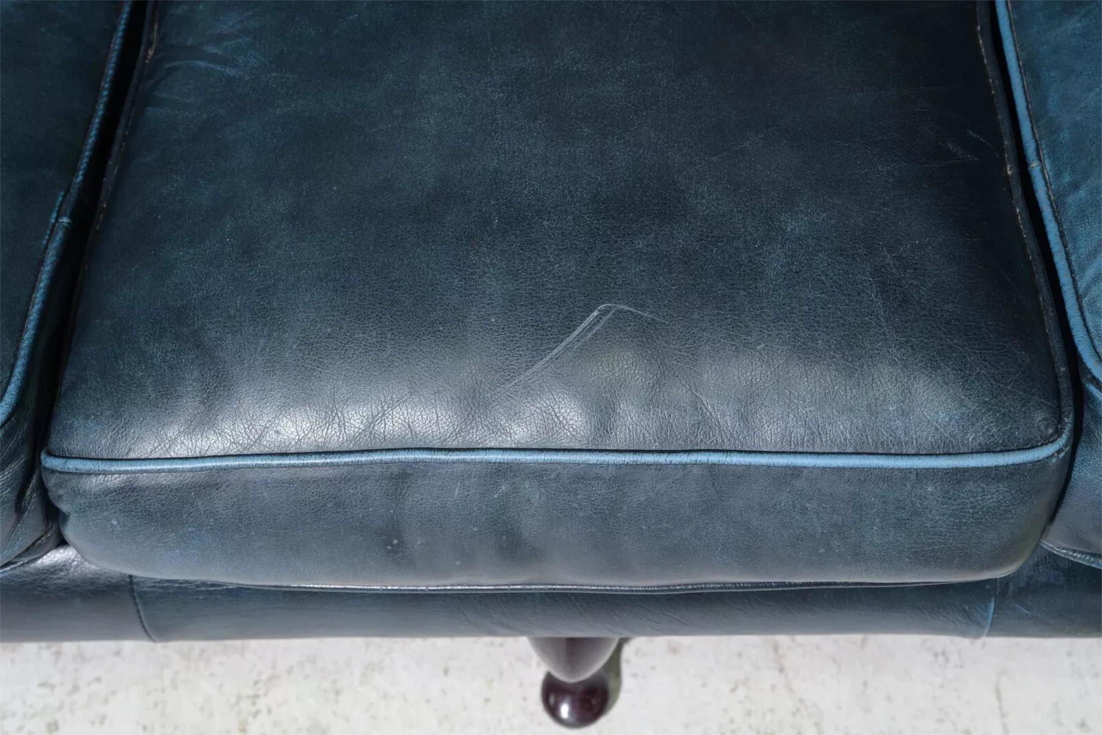 XX secolo Divano Chesterfield britannico, in pelle blu, con schienale ad ala e bottoni!!! in vendita