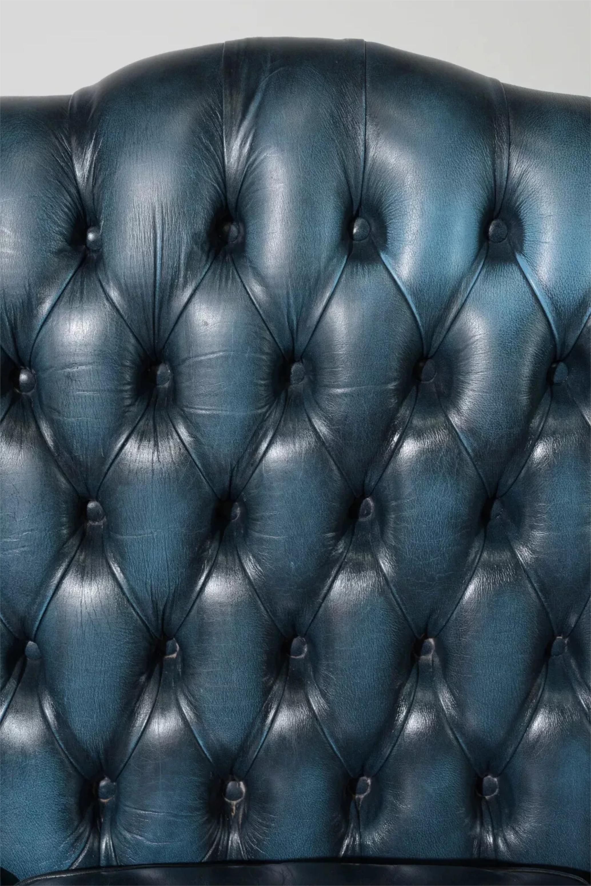 Pelle Divano Chesterfield britannico, in pelle blu, con schienale ad ala e bottoni!!! in vendita