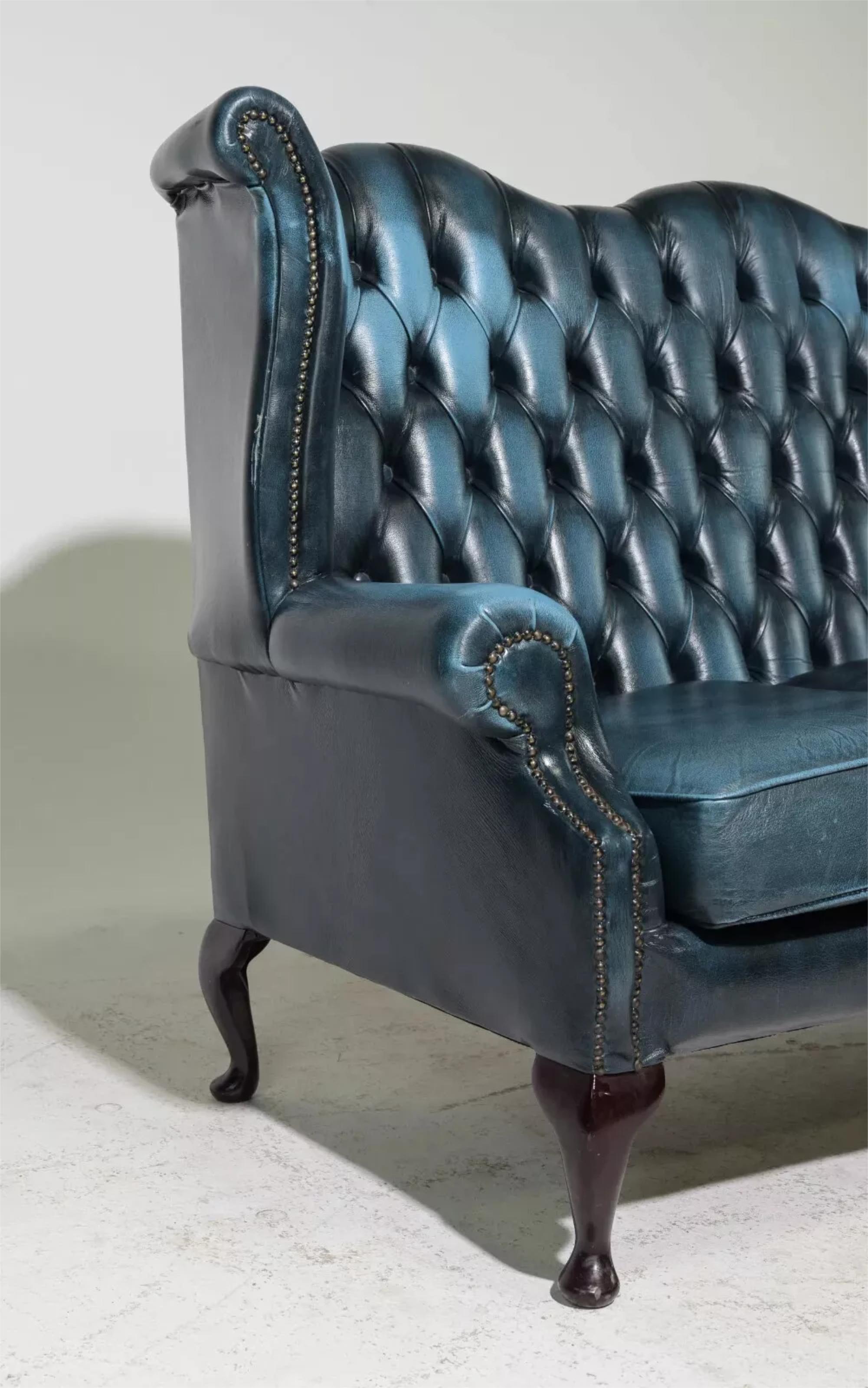 Divano Chesterfield britannico, in pelle blu, con schienale ad ala e bottoni!!! in vendita 1