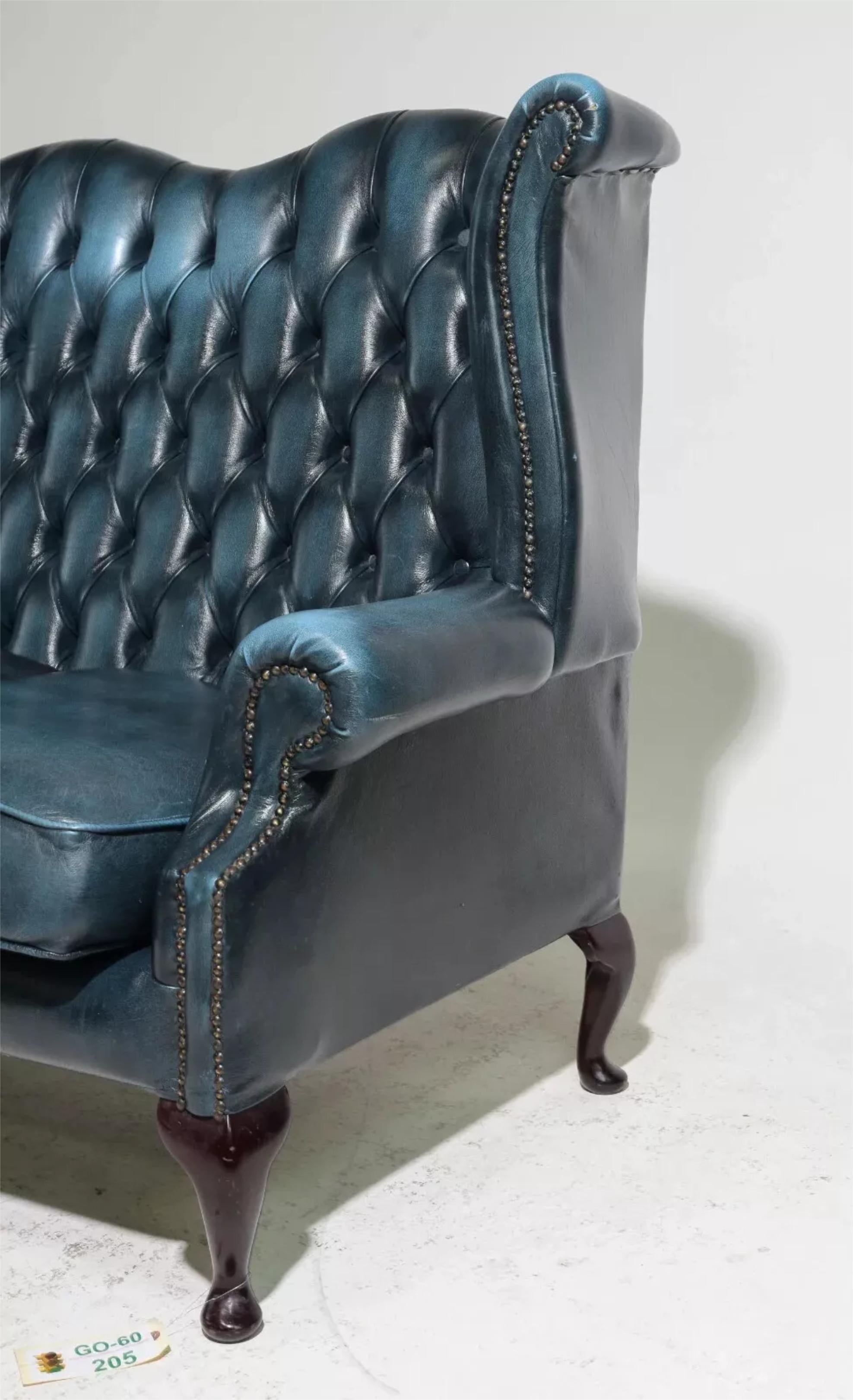 Divano Chesterfield britannico, in pelle blu, con schienale ad ala e bottoni!!! in vendita 2