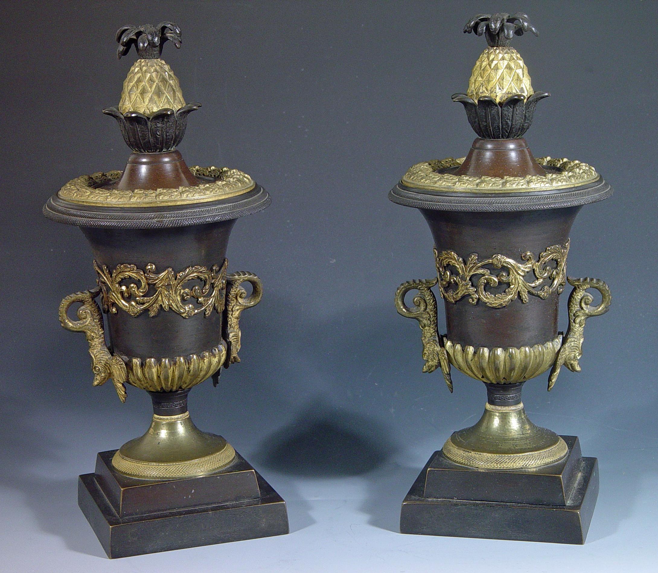 Inglese Urne portacandele in bronzo e ormolu della Reggenza con piani reversibili a forma di ananas in vendita