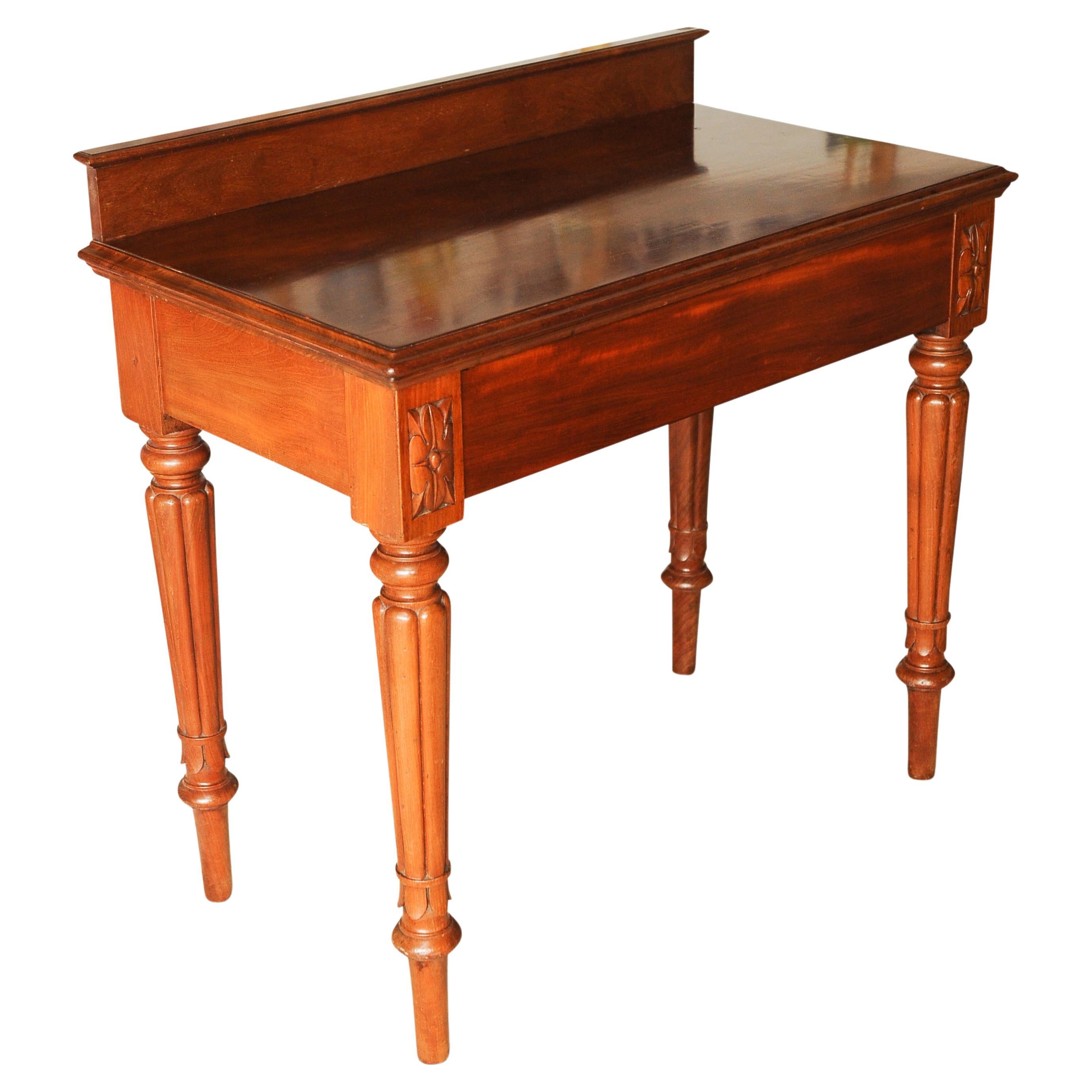 Elegant Victorian Single Drawer Mahogany Small Writing Table by Renowned London Furniture Makers Johnstone and Jeanes of New Bond Street, London W1

Makers mark stamped inside

The cabinet makers Johnstone and Jeanes produced very high quality