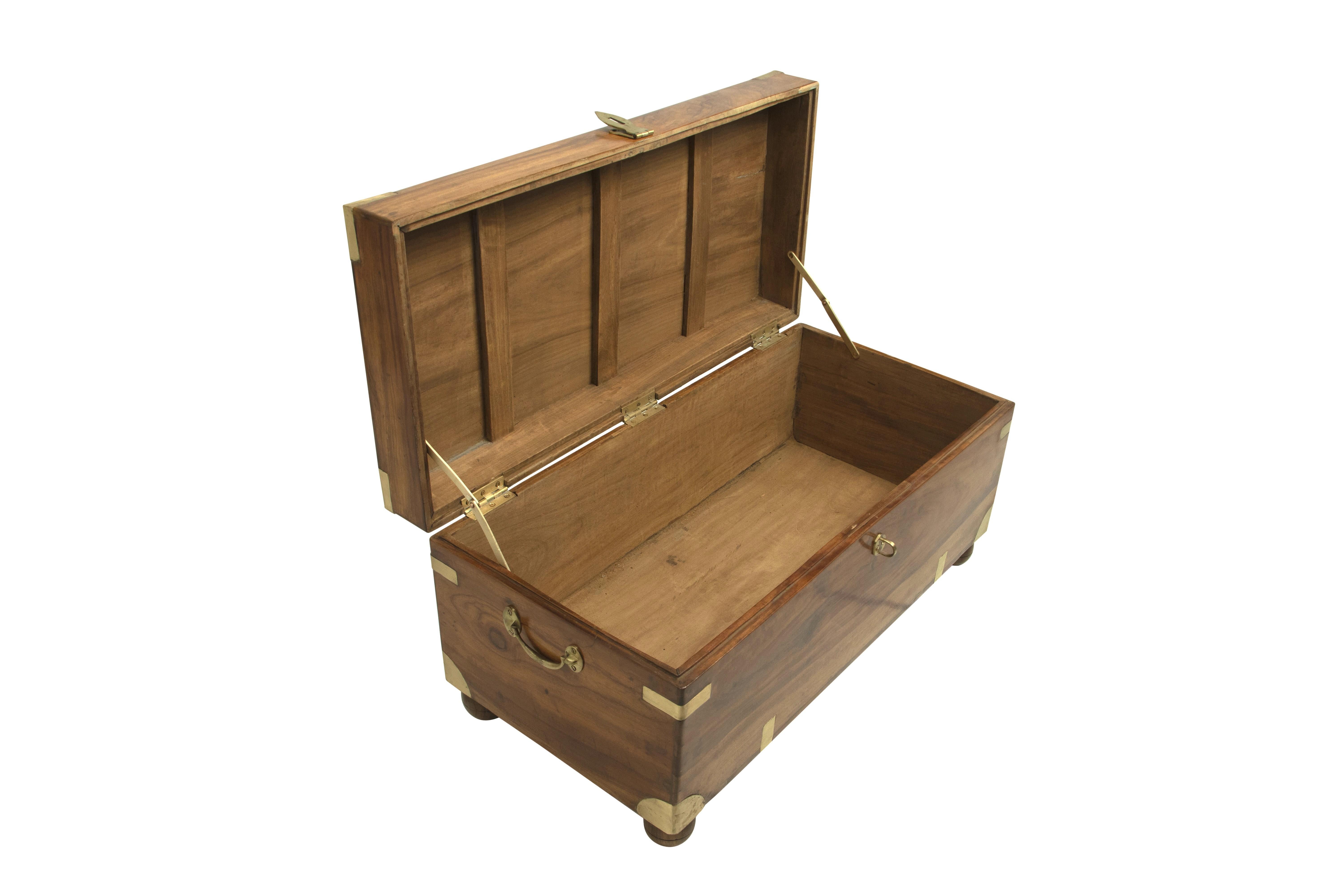 Arcón, Baúl o Mesa de Centro de Madera de Alcanfor de Campaña Británica, Principios de 1900 en Bueno estado para la venta en Nantucket, MA