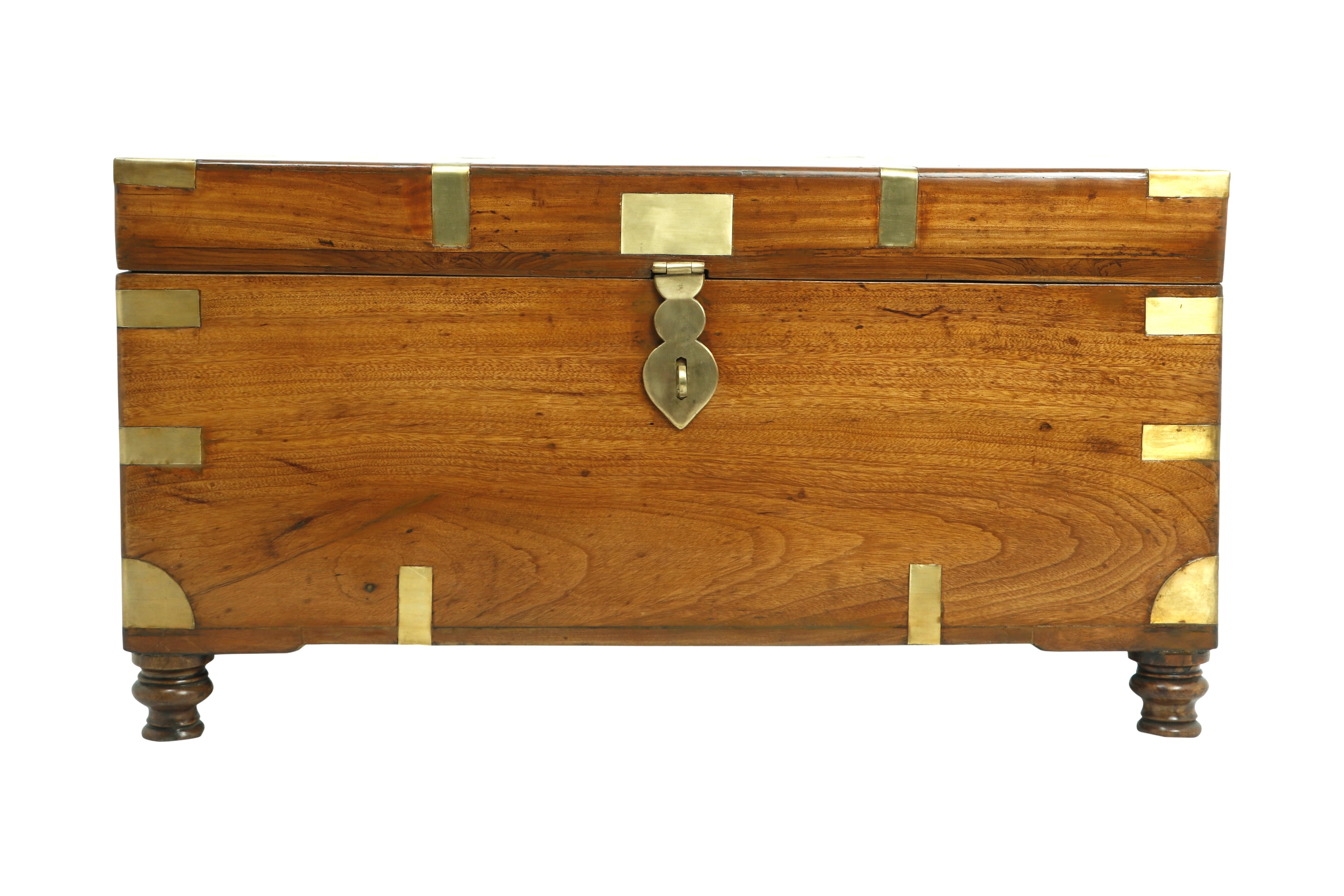 Arcón, Baúl o Mesa de Centro de Madera de Alcanfor de Campaña Británica, Principios de 1900 en Bueno estado para la venta en Nantucket, MA