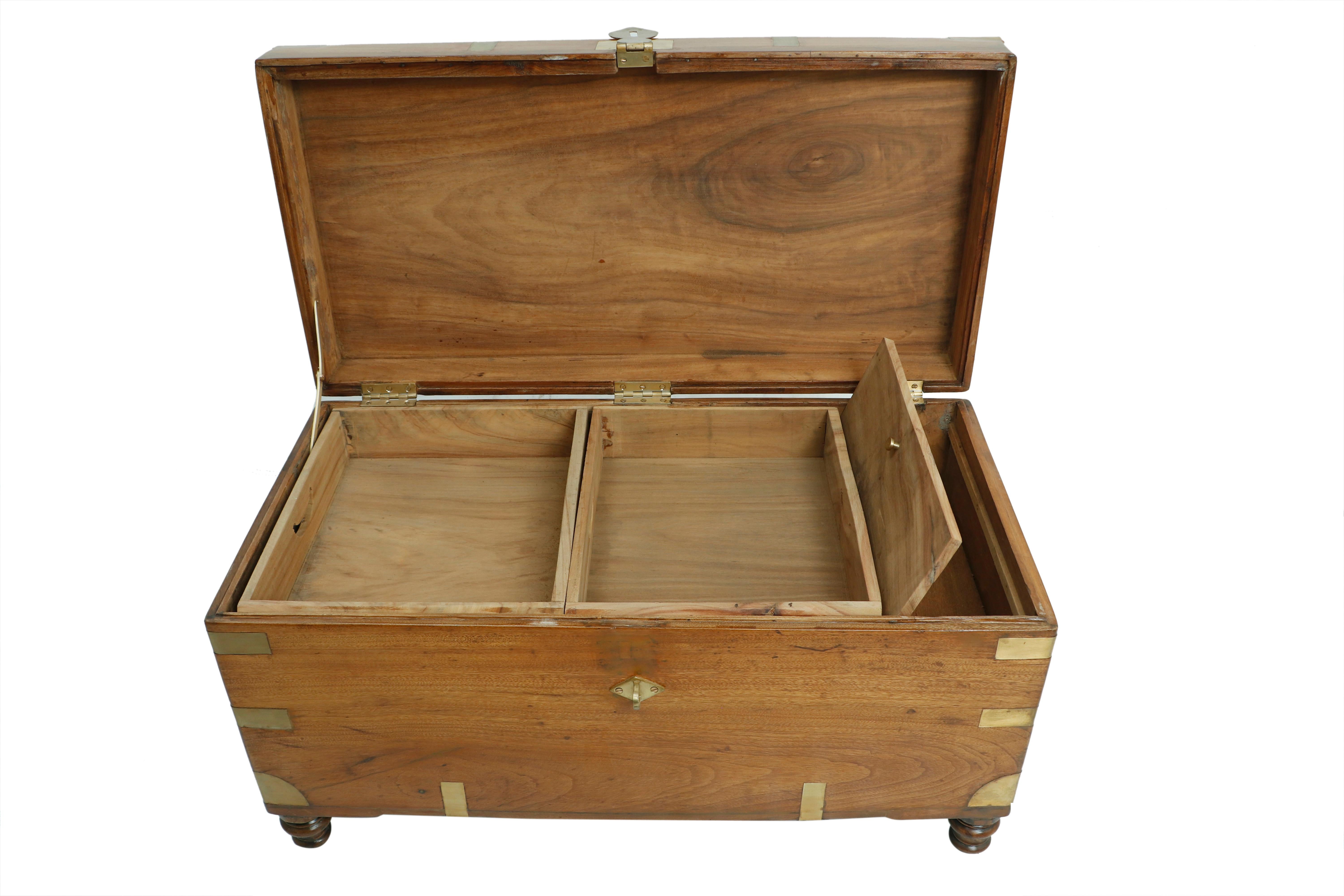 Arcón, Baúl o Mesa de Centro de Madera de Alcanfor de Campaña Británica, Principios de 1900 en venta 1