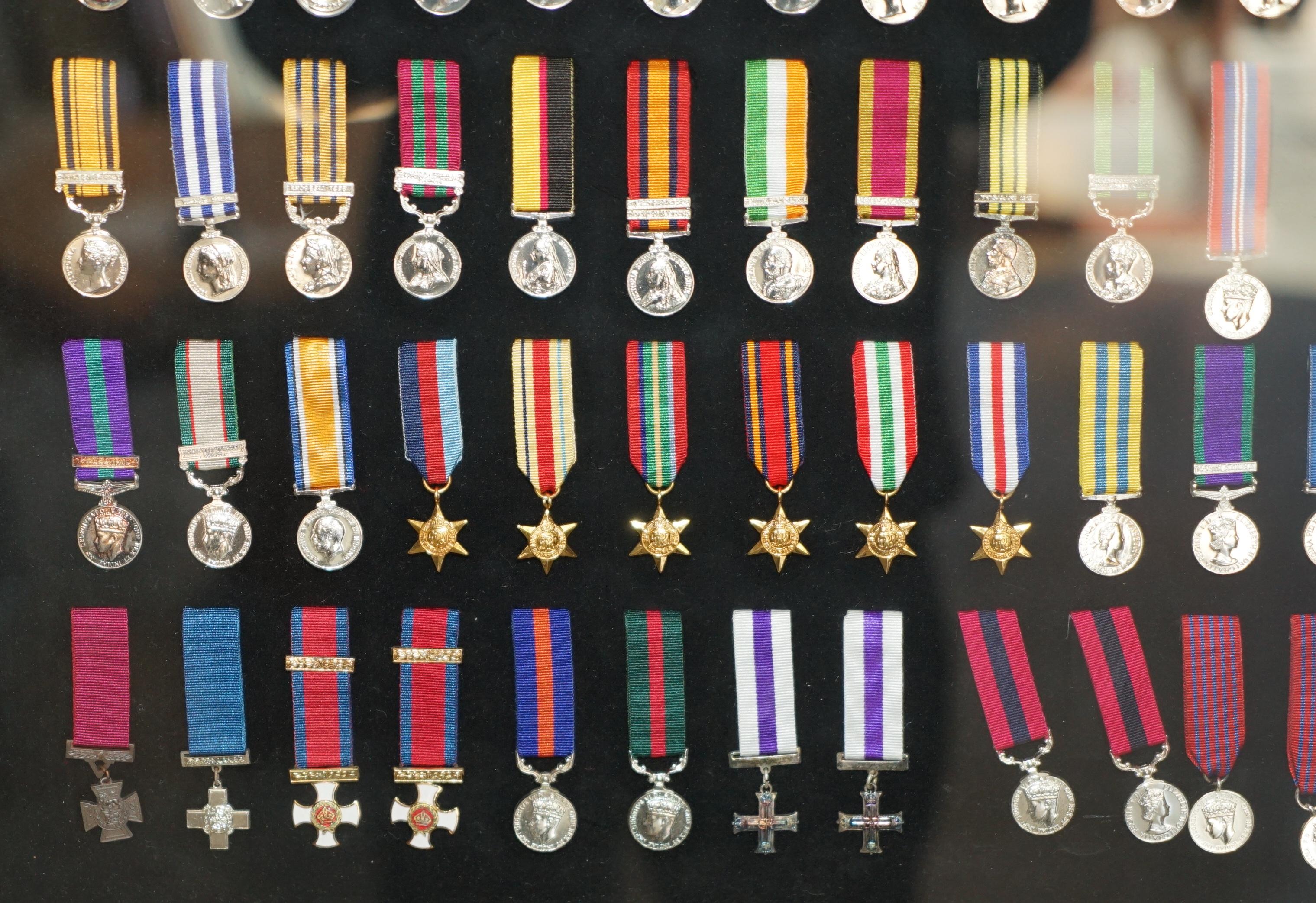 BRITISH CAMPAIGN & GALLANTRY MEDALS DiSPLAY PICTURE VERY DECORATIVE EXAMPLE For Sale 3