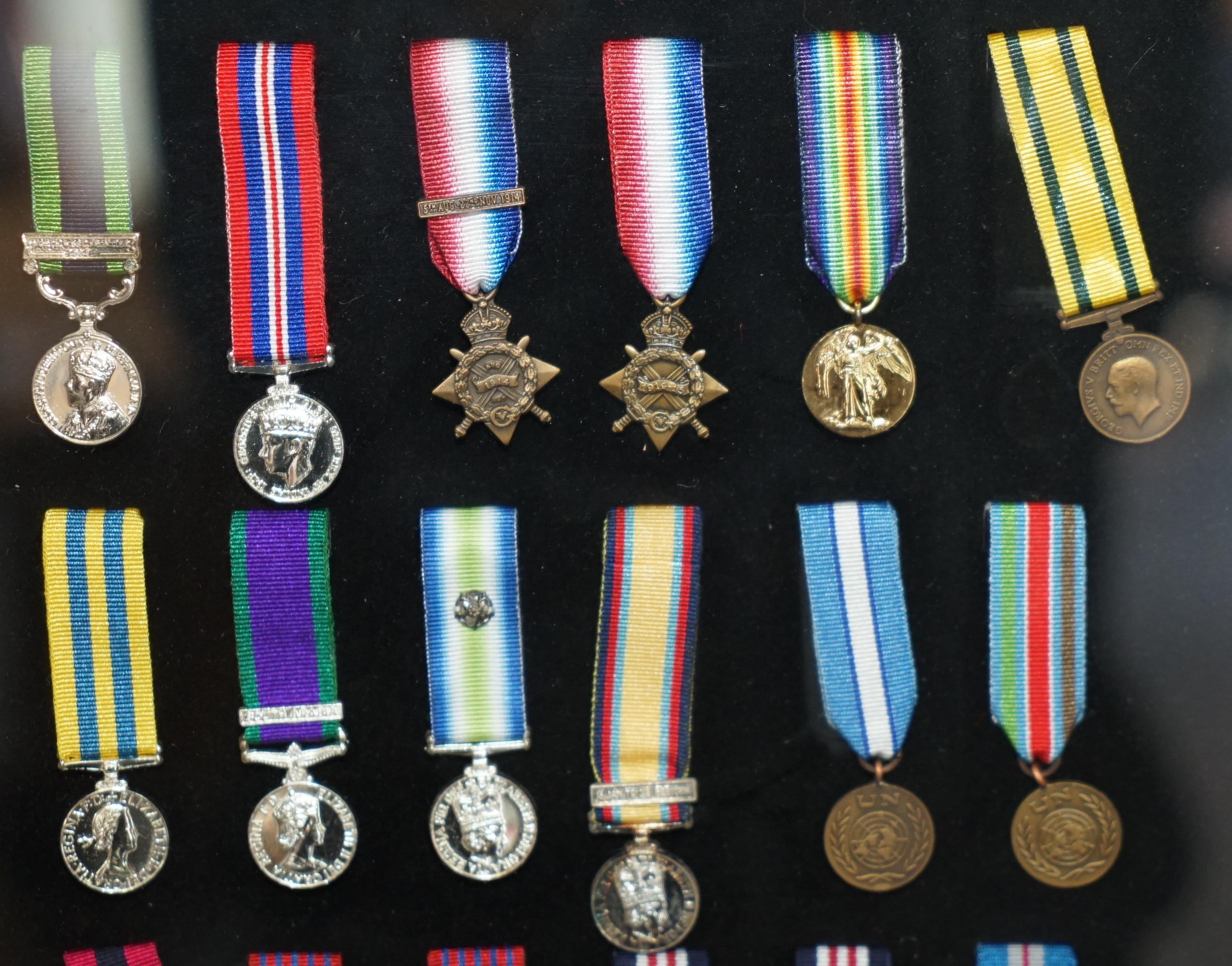 BRITISH CAMPAIGN & GALLANTRY MEDALS DiSPLAY PICTURE VERY DECORATIVE EXAMPLE For Sale 7
