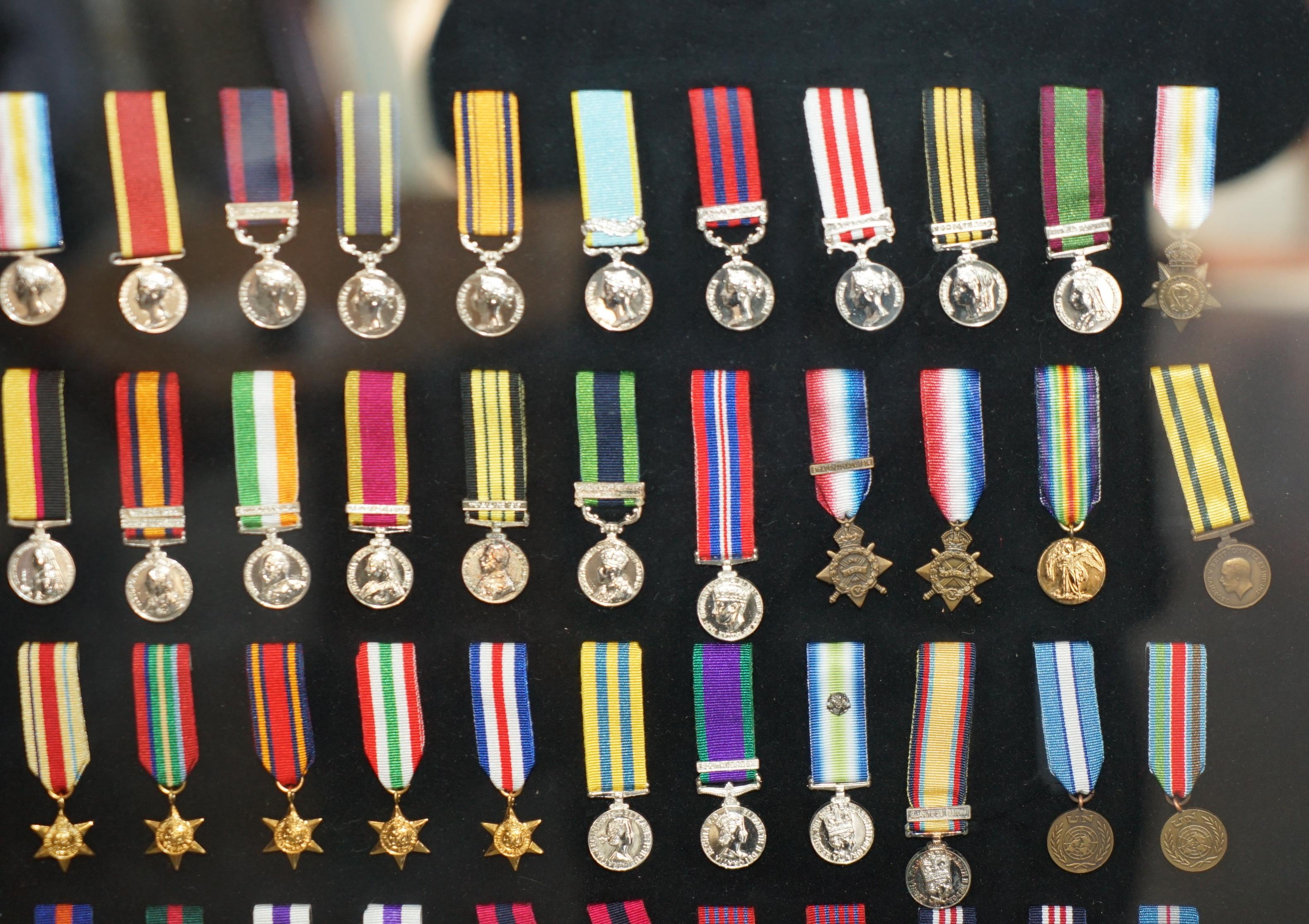 BRITISH CAMPAIGN & GALLANTRY MEDALS DiSPLAY PICTURE VERY DECORATIVE EXAMPLE For Sale 2