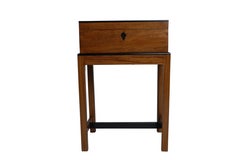 Coffre d'officier de campagne britannique sur Stand comme table d'appoint