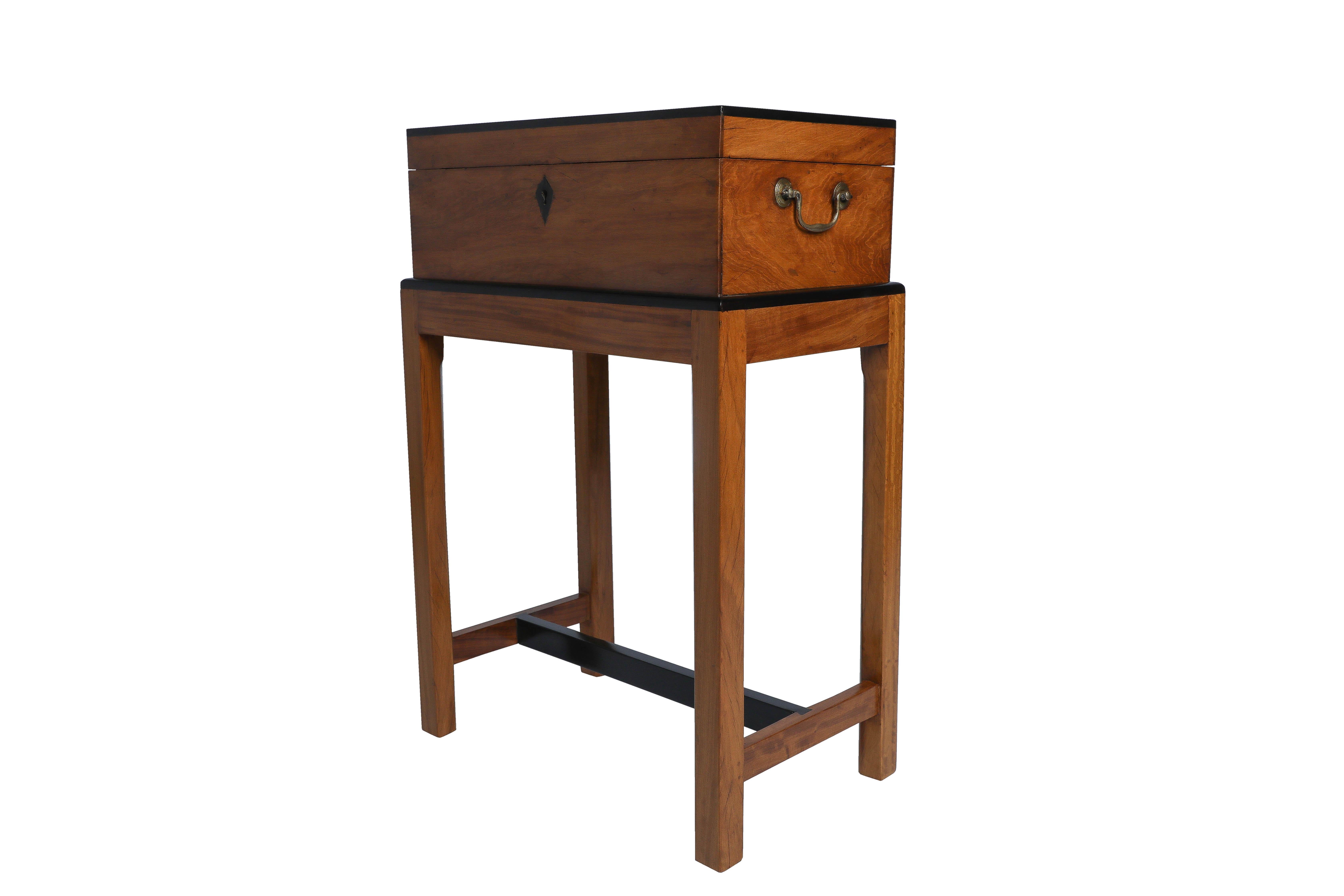 Britische Campaigner's Chest auf Stand als Beistelltisch im Zustand „Gut“ im Angebot in Nantucket, MA