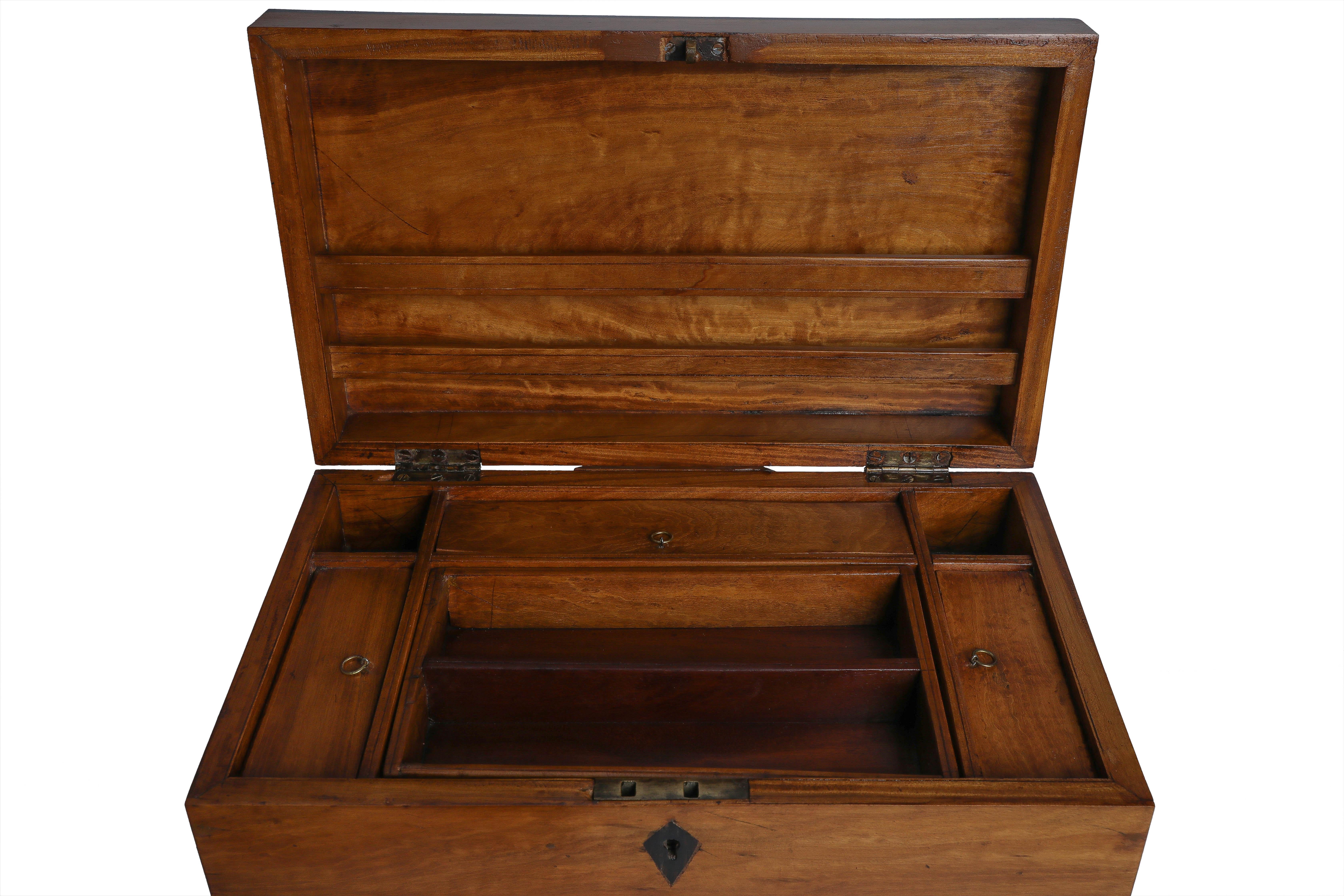 Britische Campaigner's Chest auf Stand als Beistelltisch (Ebenholz) im Angebot