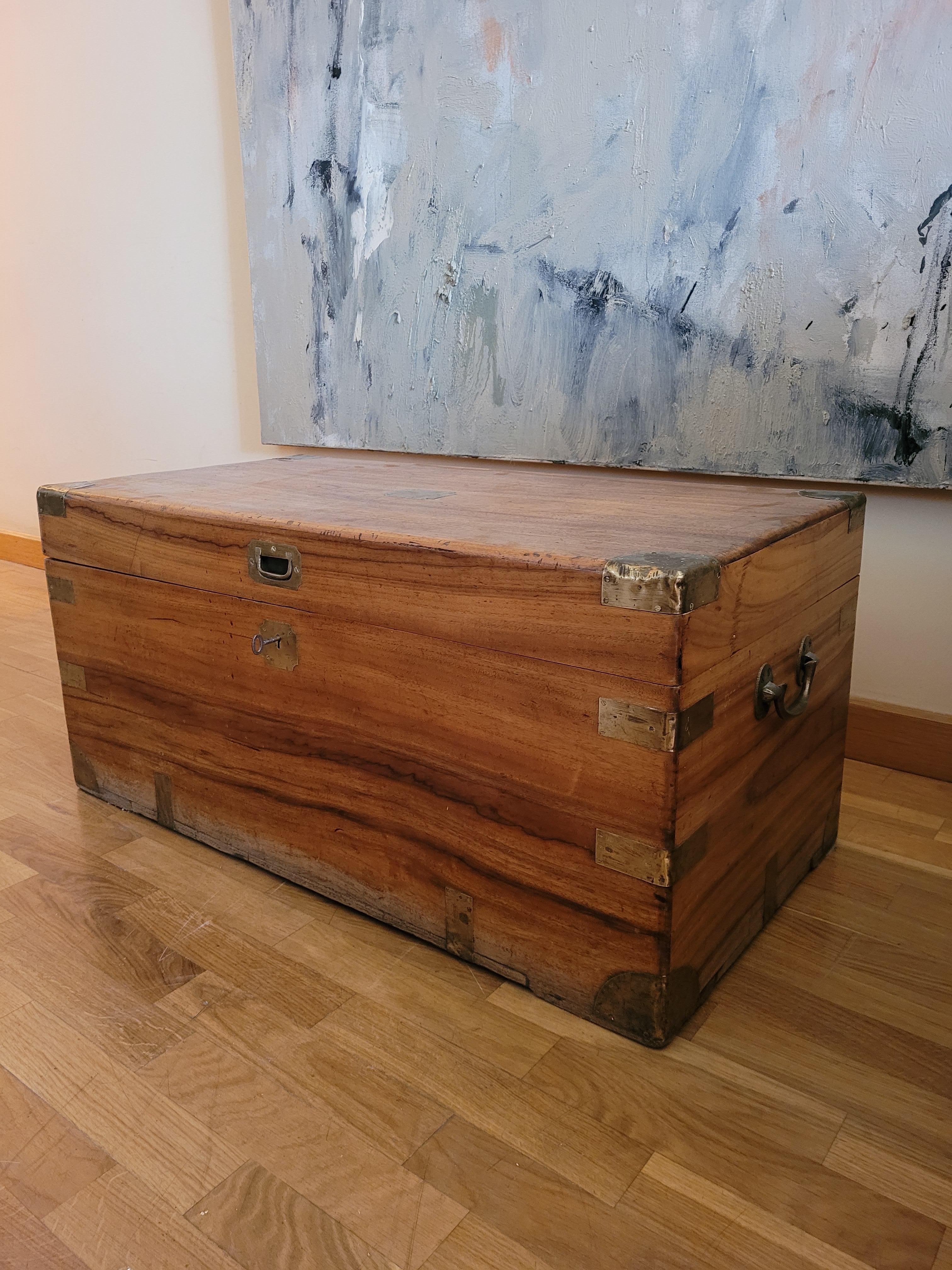 Stunning trunk in solid camphor wood made in the early 19th century. English colonial style produced in southern India for the European market. Features bronze handles, lock and keyhole; gilded brass corners and corners. The lid handle is recessed