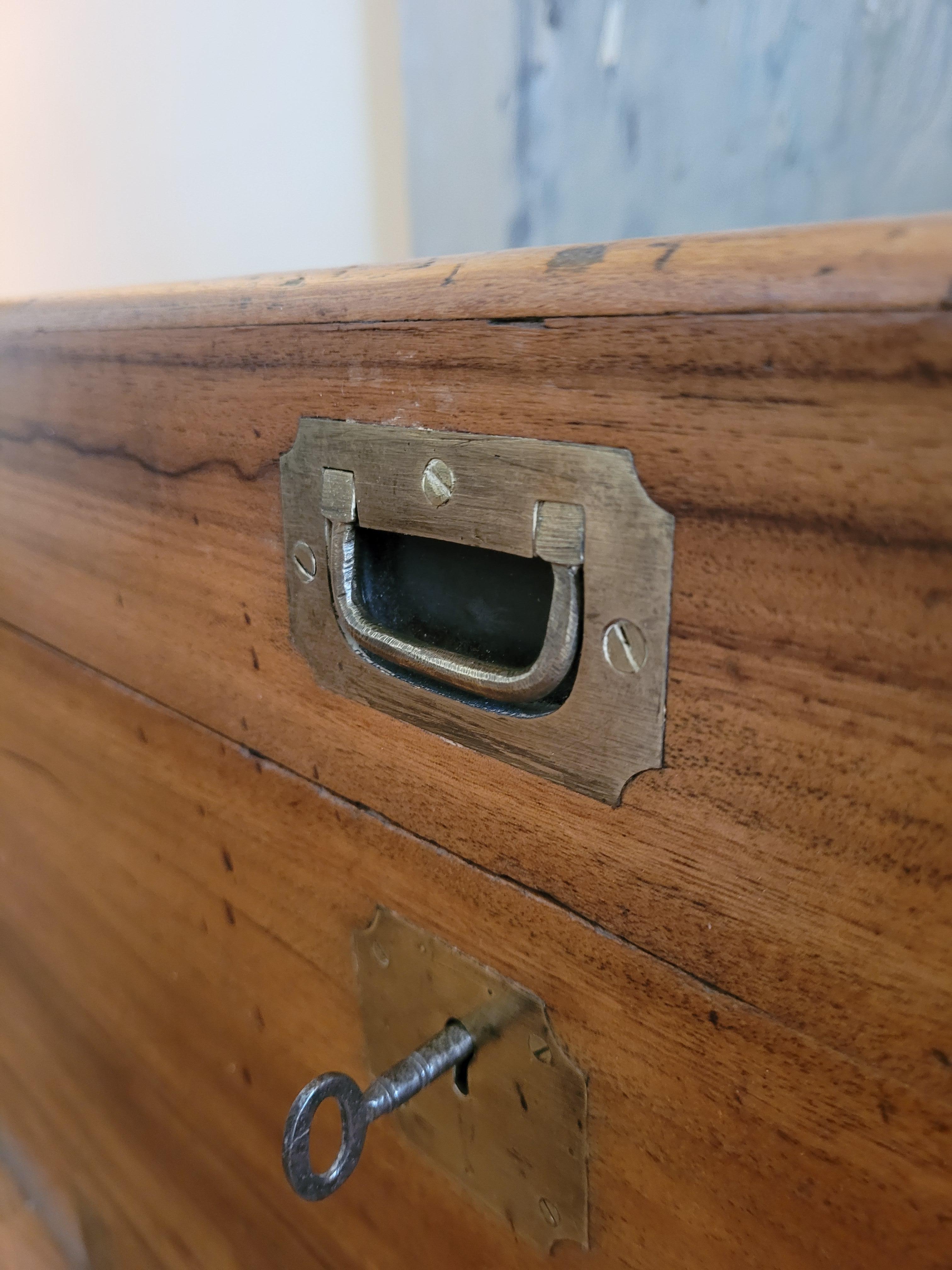 British Camphor chest, Trunk  brass and bronze  British colonies In Good Condition In Valladolid, ES
