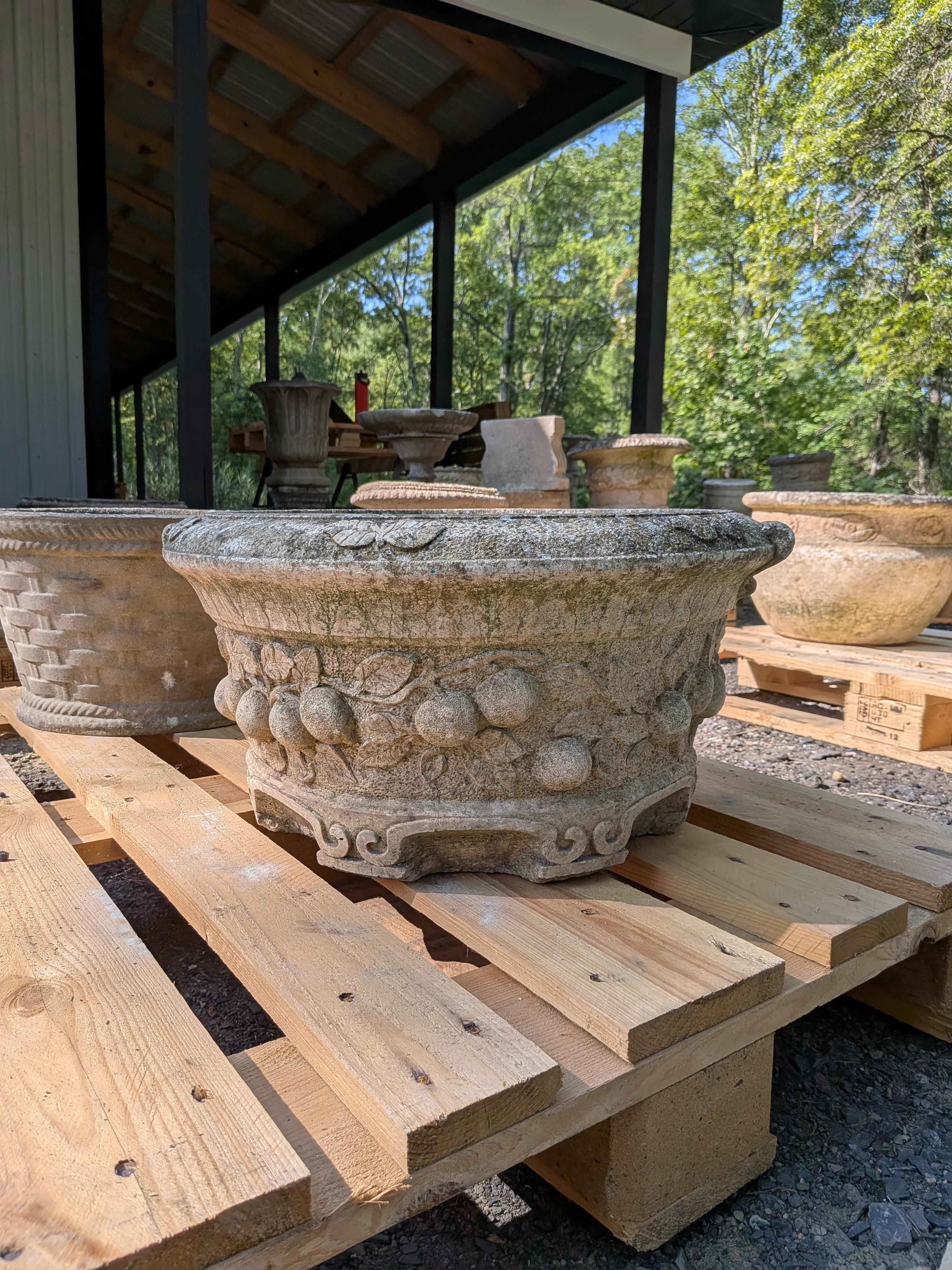 Autentico vaso da giardino / fioriera / contenitore / jardiniere vintage / antico britannico.

Dimensioni:
Diametro esterno di 22 pollici
Diametro interno di 17 pollici
Alto 11,25

*Contattateci se avete domande sulla spedizione*.

Rif.: UK2-001