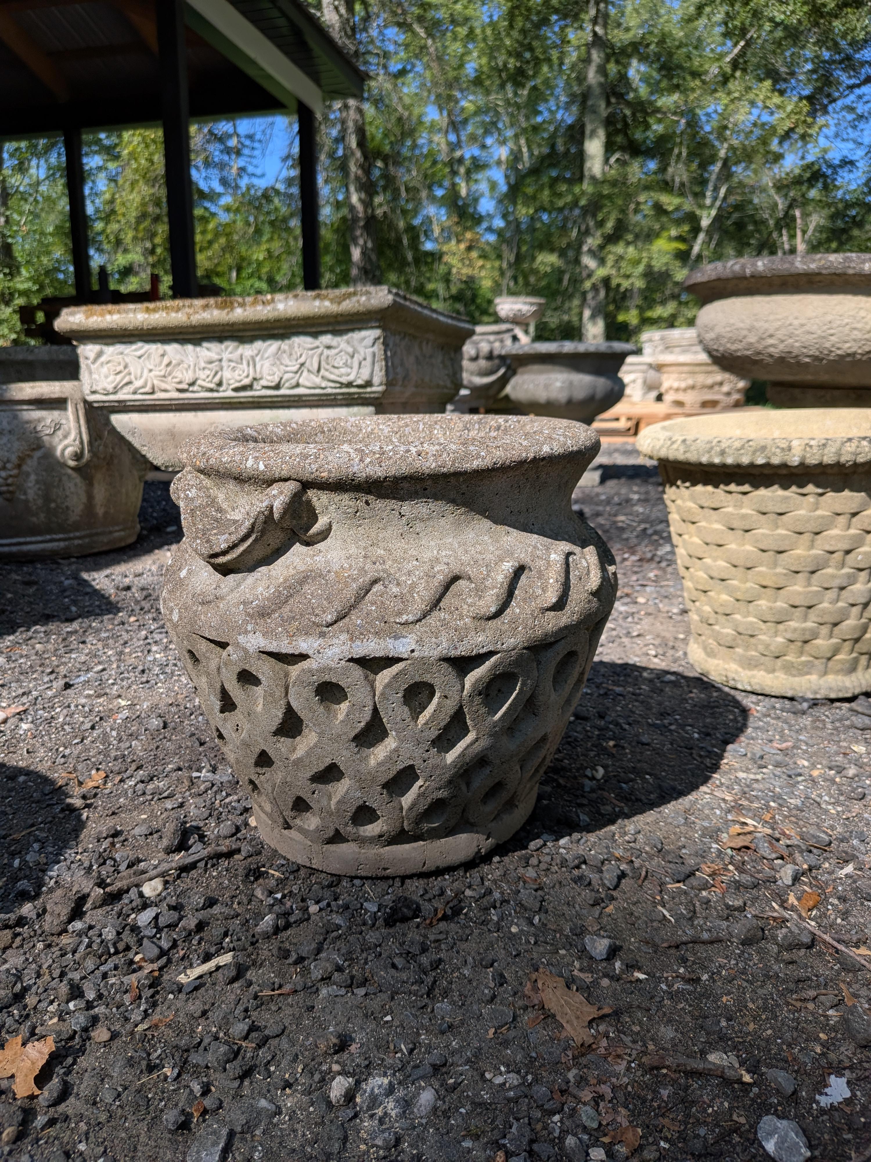 Autentico vaso da giardino / fioriera / contenitore / jardiniere vintage / antico britannico.

Con motivo celtico.

Dimensioni:
Diametro esterno di 12 pollici
Diametro interno di 8