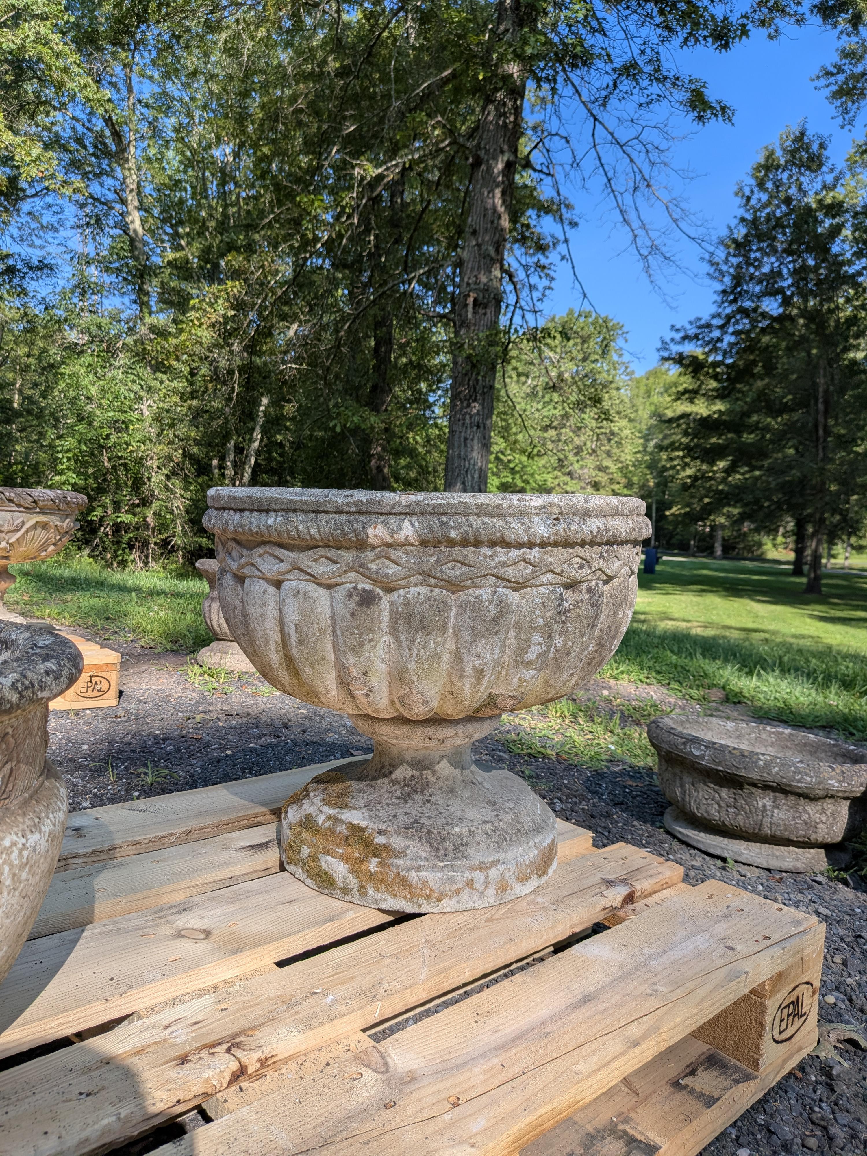 Autentico vaso da giardino / fioriera / contenitore / urna / calice / jardiniere vintage / antico britannico.

Dimensioni:
Diametro esterno 21,5
Diametro interno 17,75