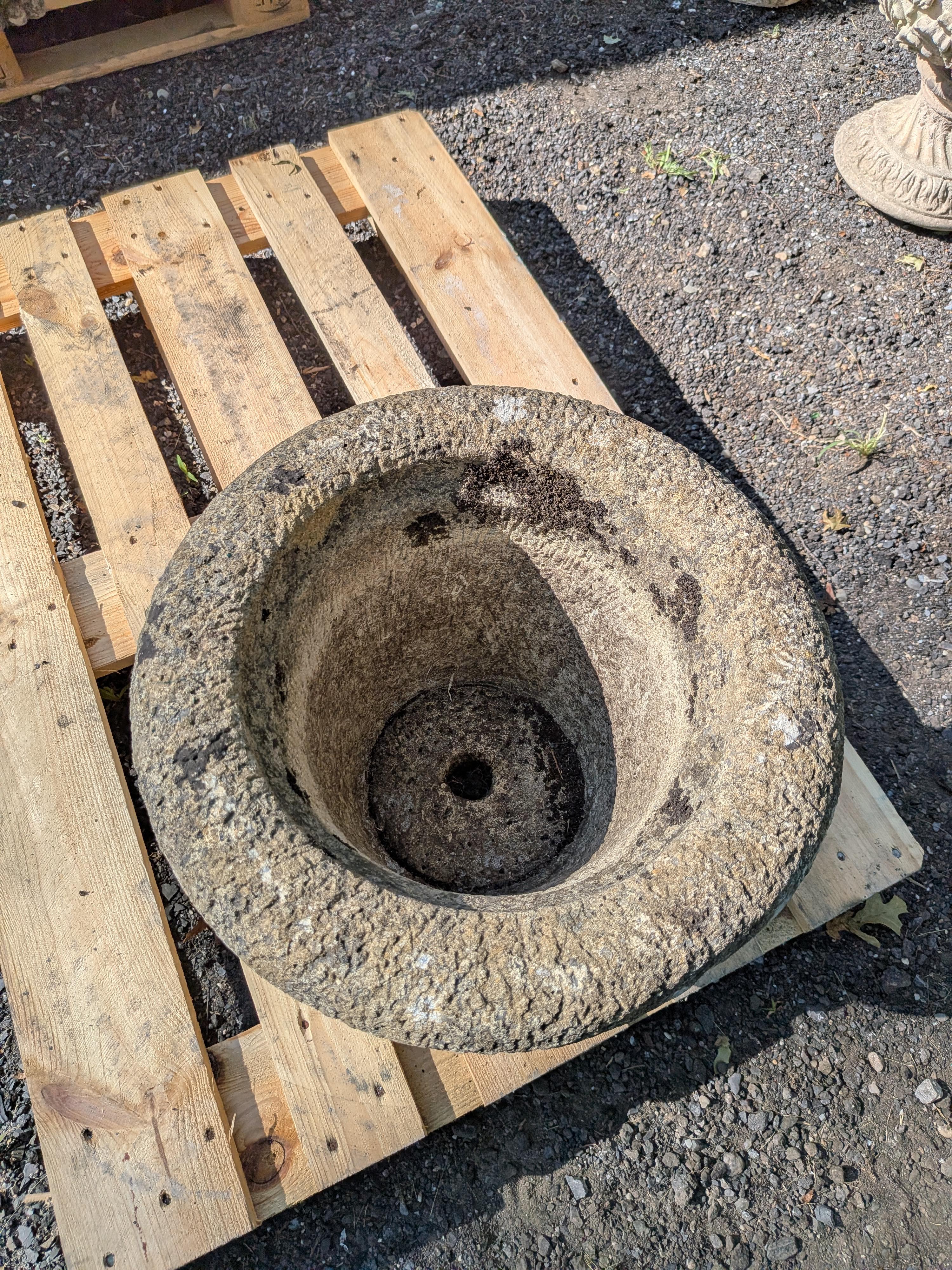 Autentico vaso da giardino / fioriera / contenitore / urna / jardiniere vintage / antico britannico.

Dimensioni:
Diametro esterno di 16 pollici
Diametro interno di 11