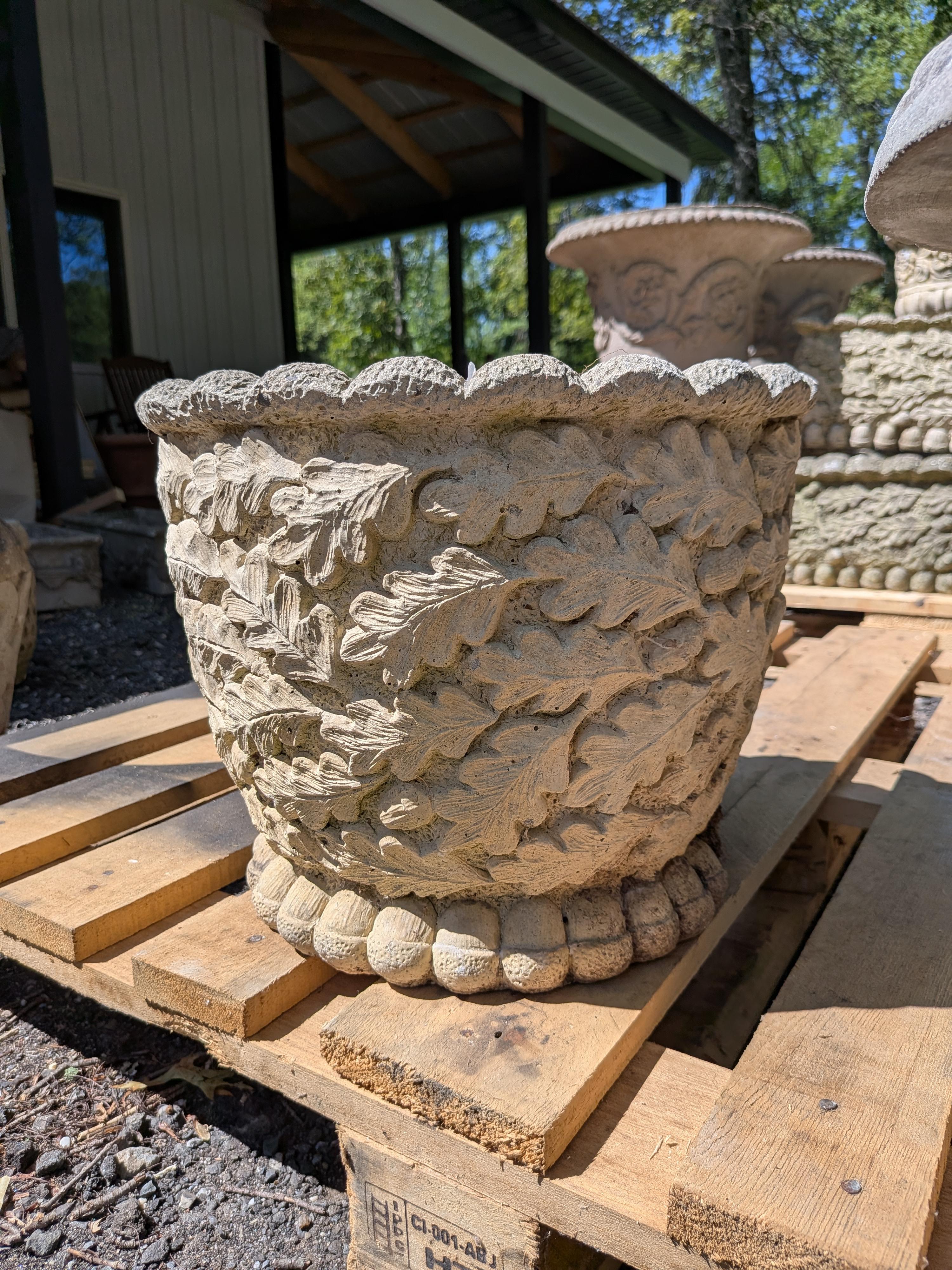 Autentico vaso da giardino / fioriera / contenitore / jardiniere vintage / antico britannico.

Dimensioni:
Diametro esterno di 14 pollici
Diametro interno di 10