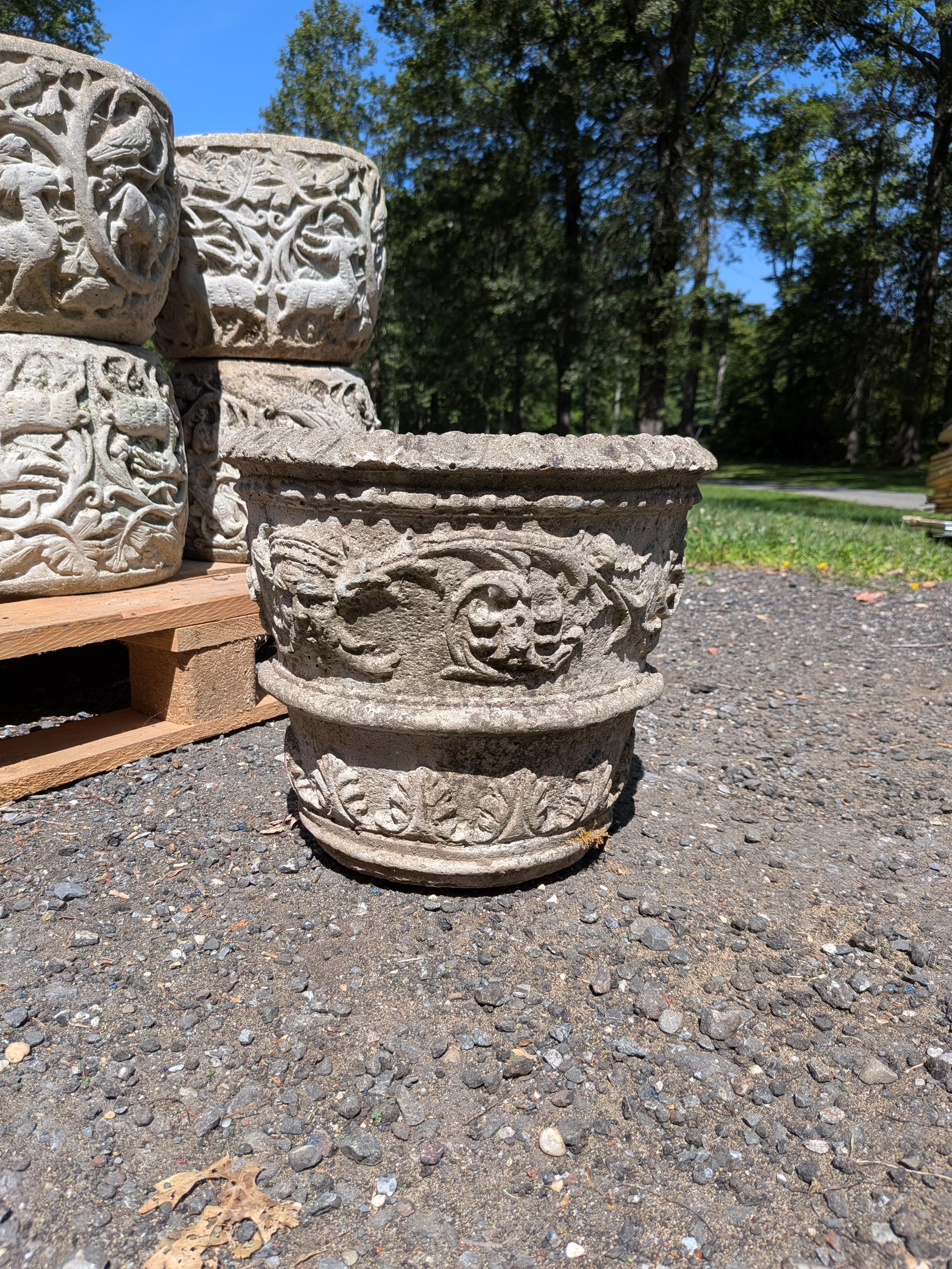 Autentico vaso da giardino / fioriera / contenitore vintage / antico britannico.

Dimensioni:
Diametro esterno di 14 pollici
Diametro interno di 11