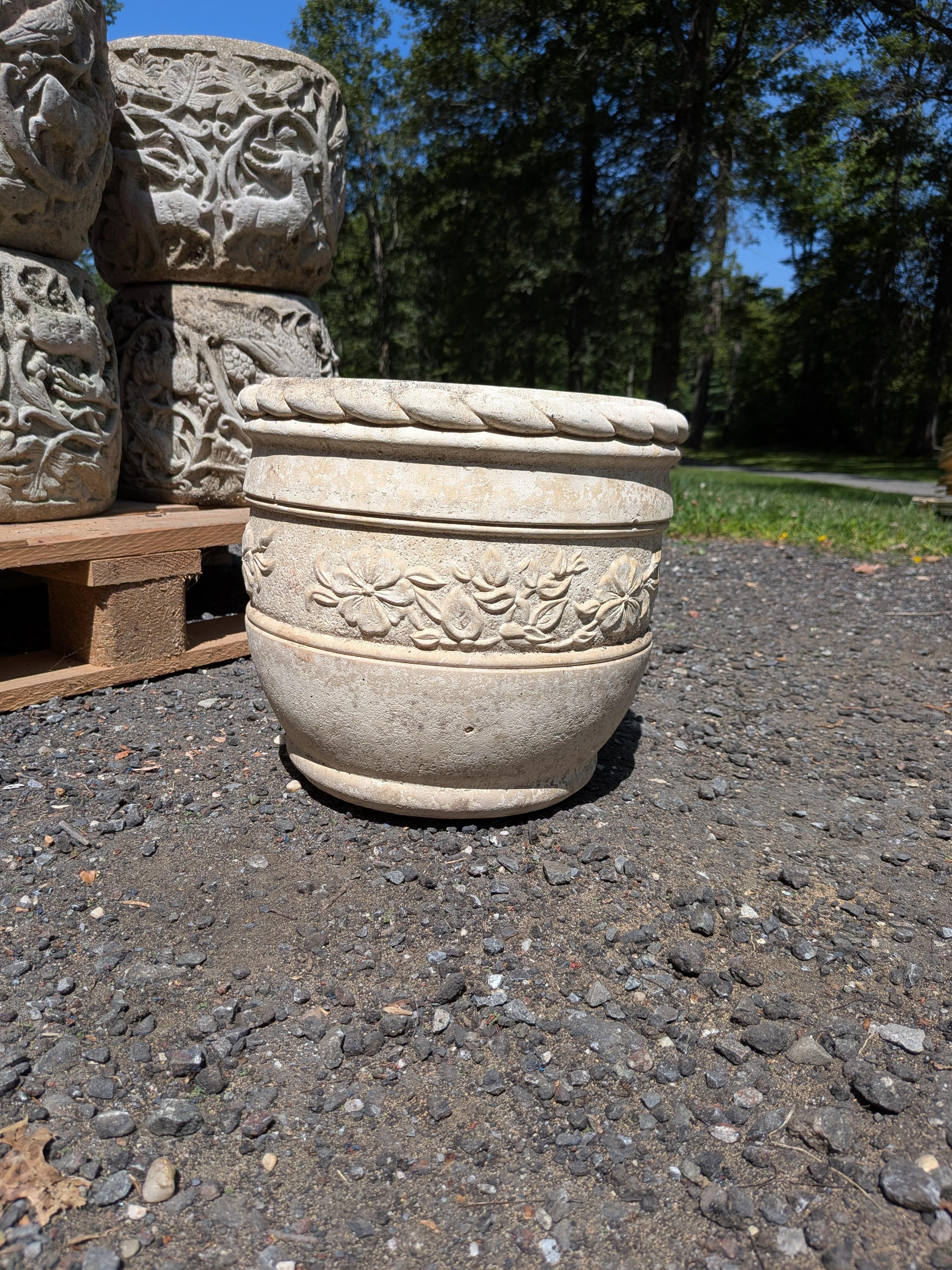 Autentico vaso da giardino / fioriera / contenitore / jardiniere vintage / antico britannico.

Dimensioni:
Diametro esterno di 12 pollici
Diametro interno di 9