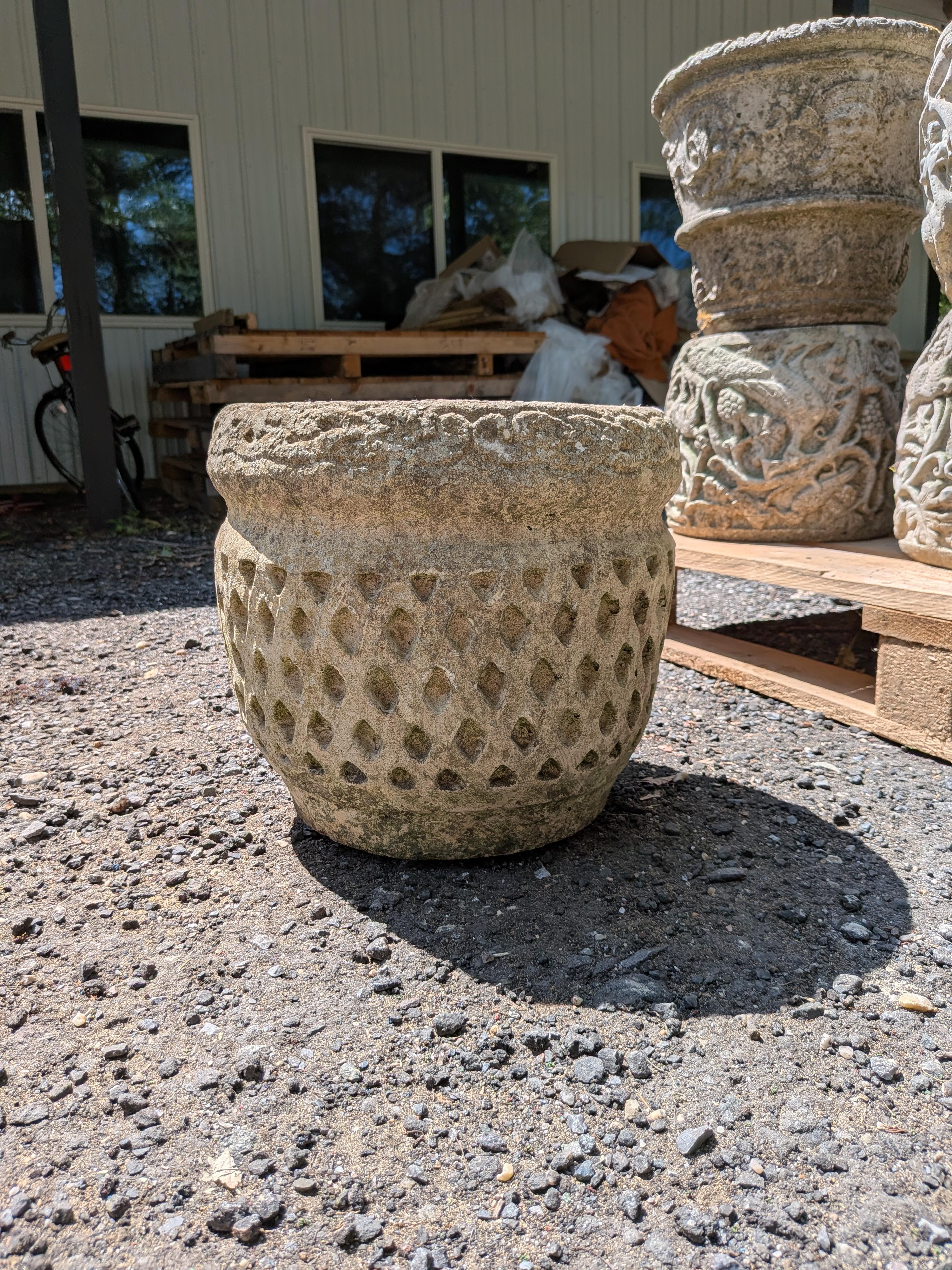 Autentico vaso da giardino / fioriera / contenitore / jardiniere vintage / antico britannico.

Dimensioni:
Diametro esterno di 13 pollici
Diametro interno di 10,5