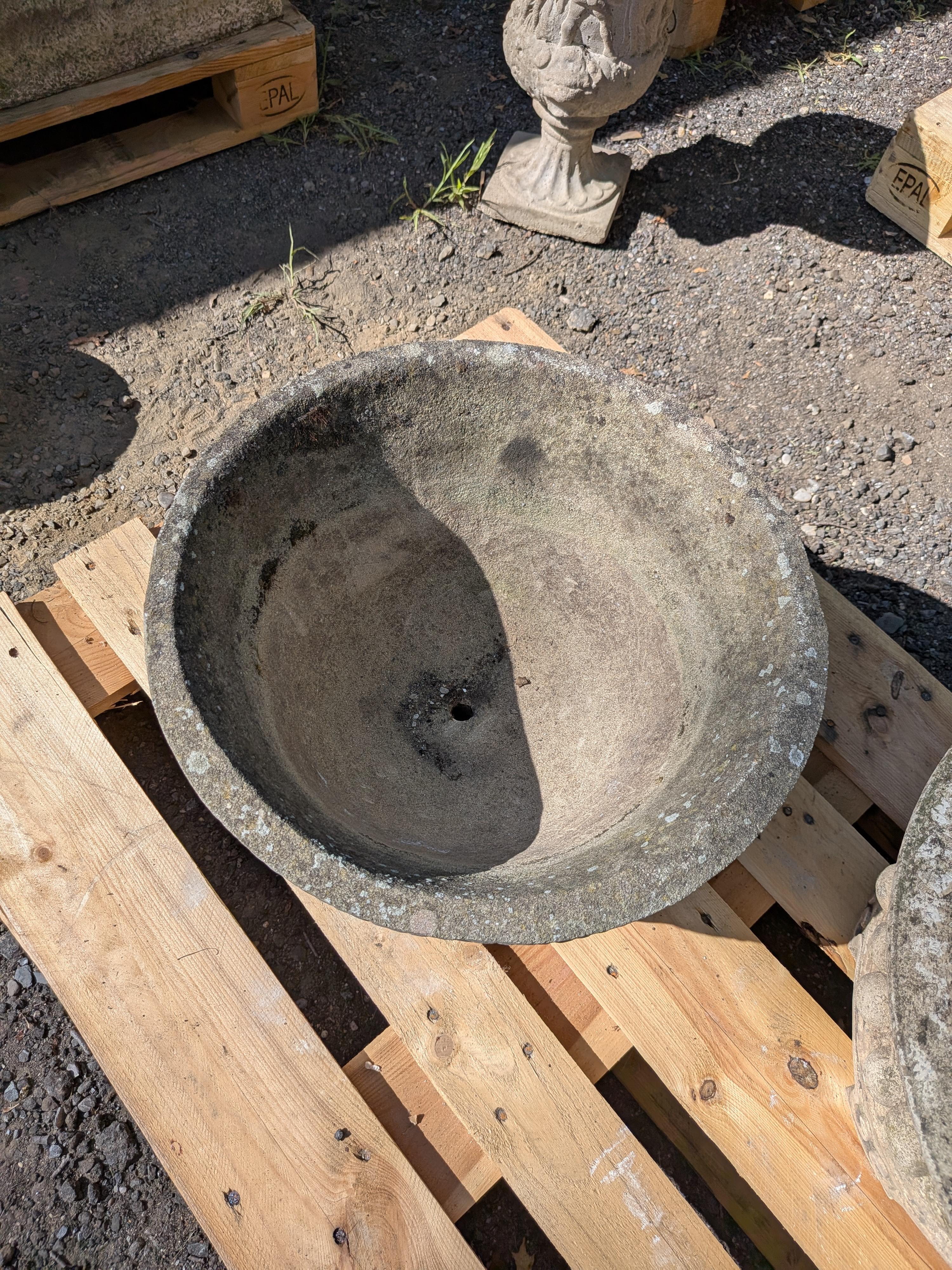 Autentico vaso da giardino / fioriera / contenitore / jardiniere vintage / antico britannico.

Dimensioni:
Diametro esterno di 18 pollici
Diametro interno di 15,5