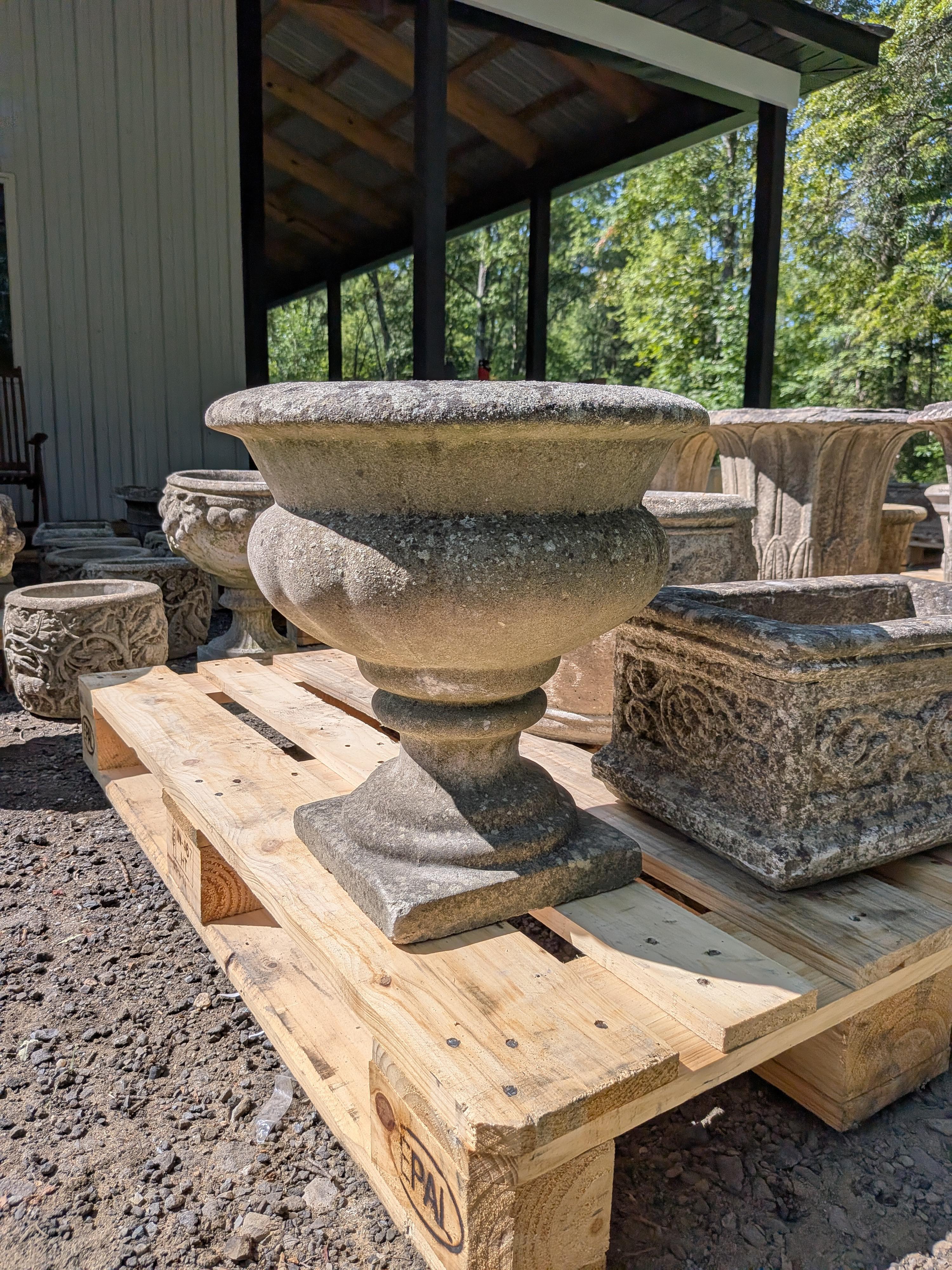 Britannique Jardiniere / Jardinière britannique en pierre moulée en vente