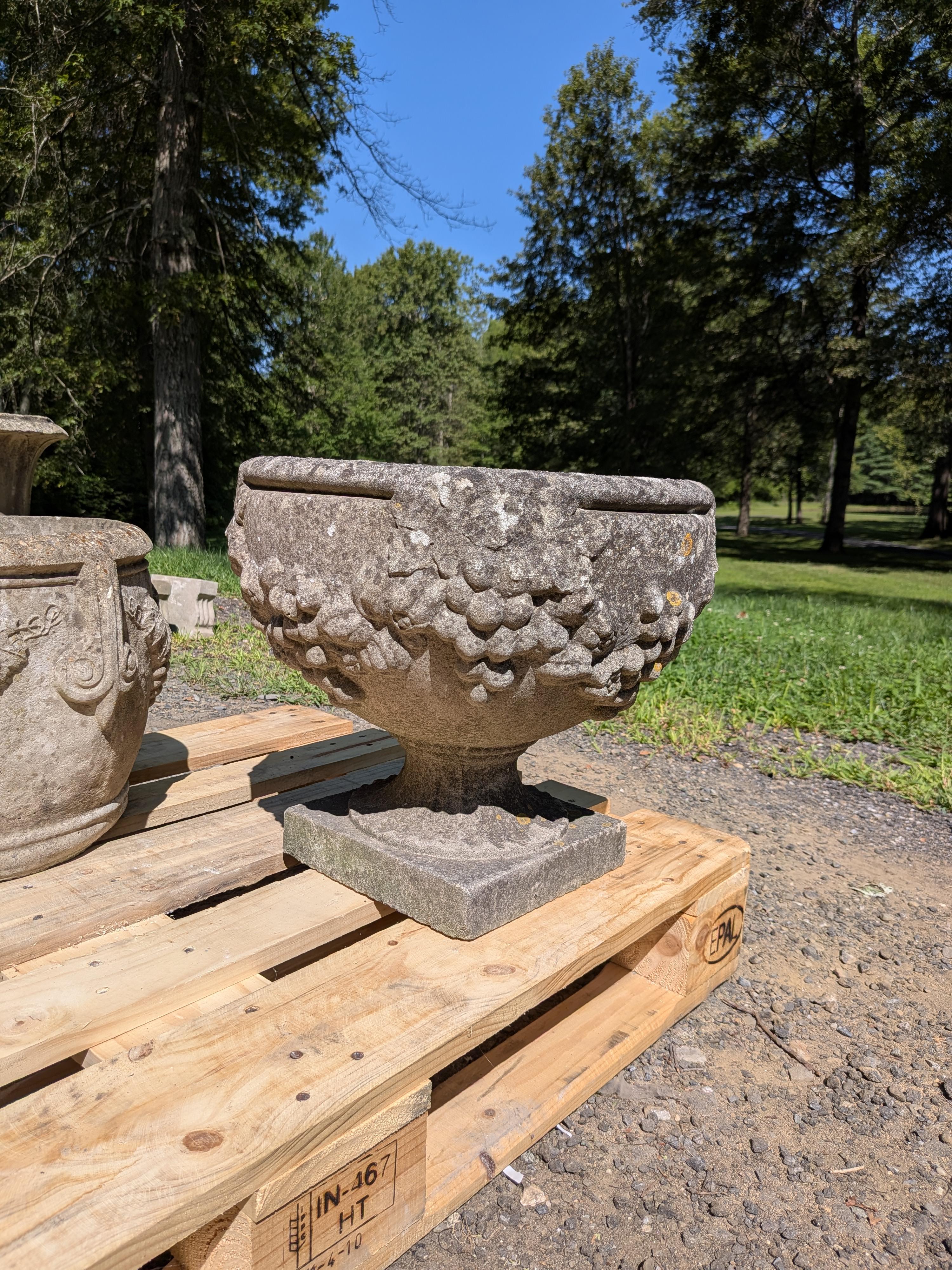 Britannique Jardiniere / Jardinière britannique en pierre moulée en vente