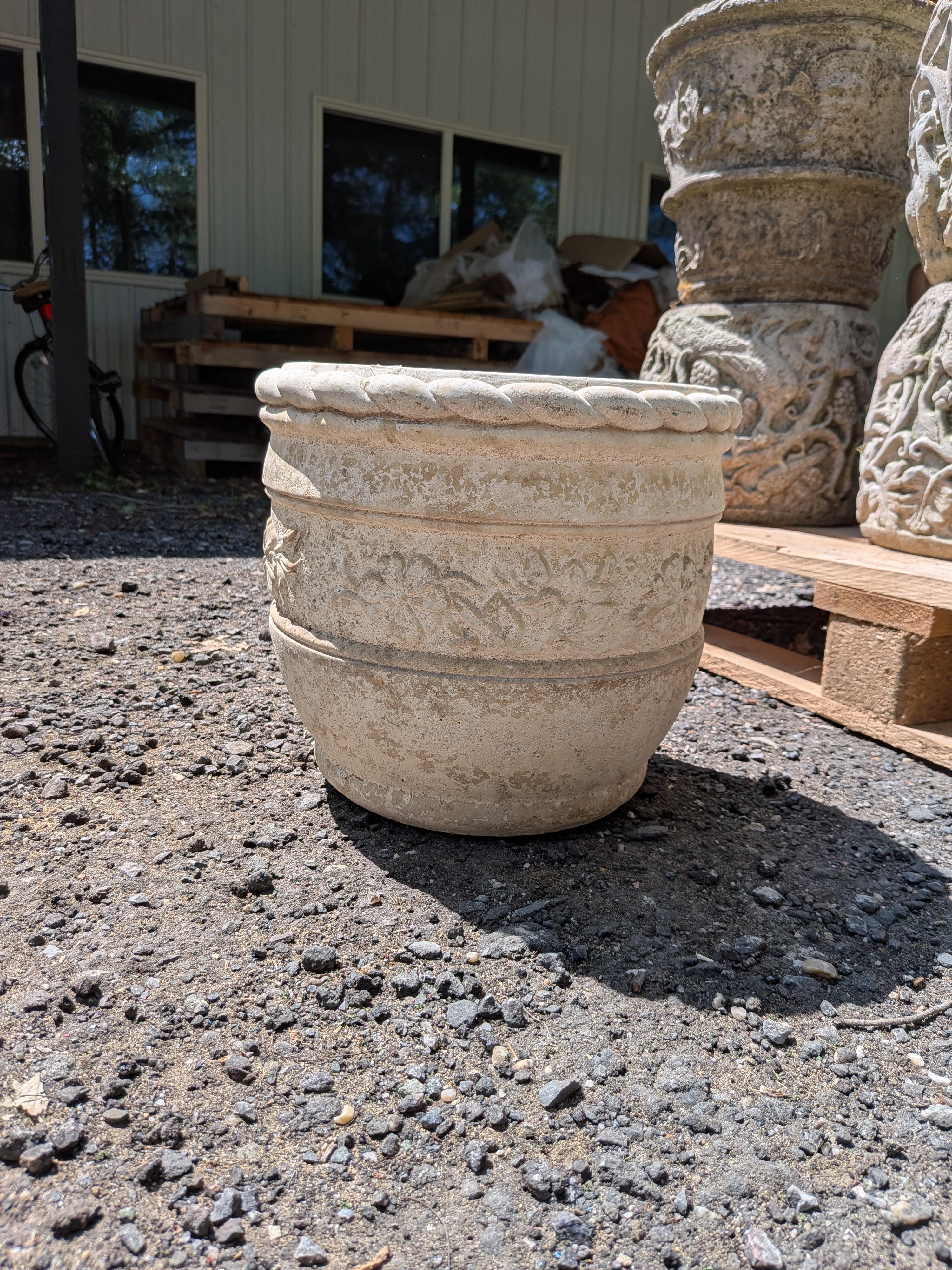 Britannico Fioriera / Jardiniere in pietra fusa inglese in vendita