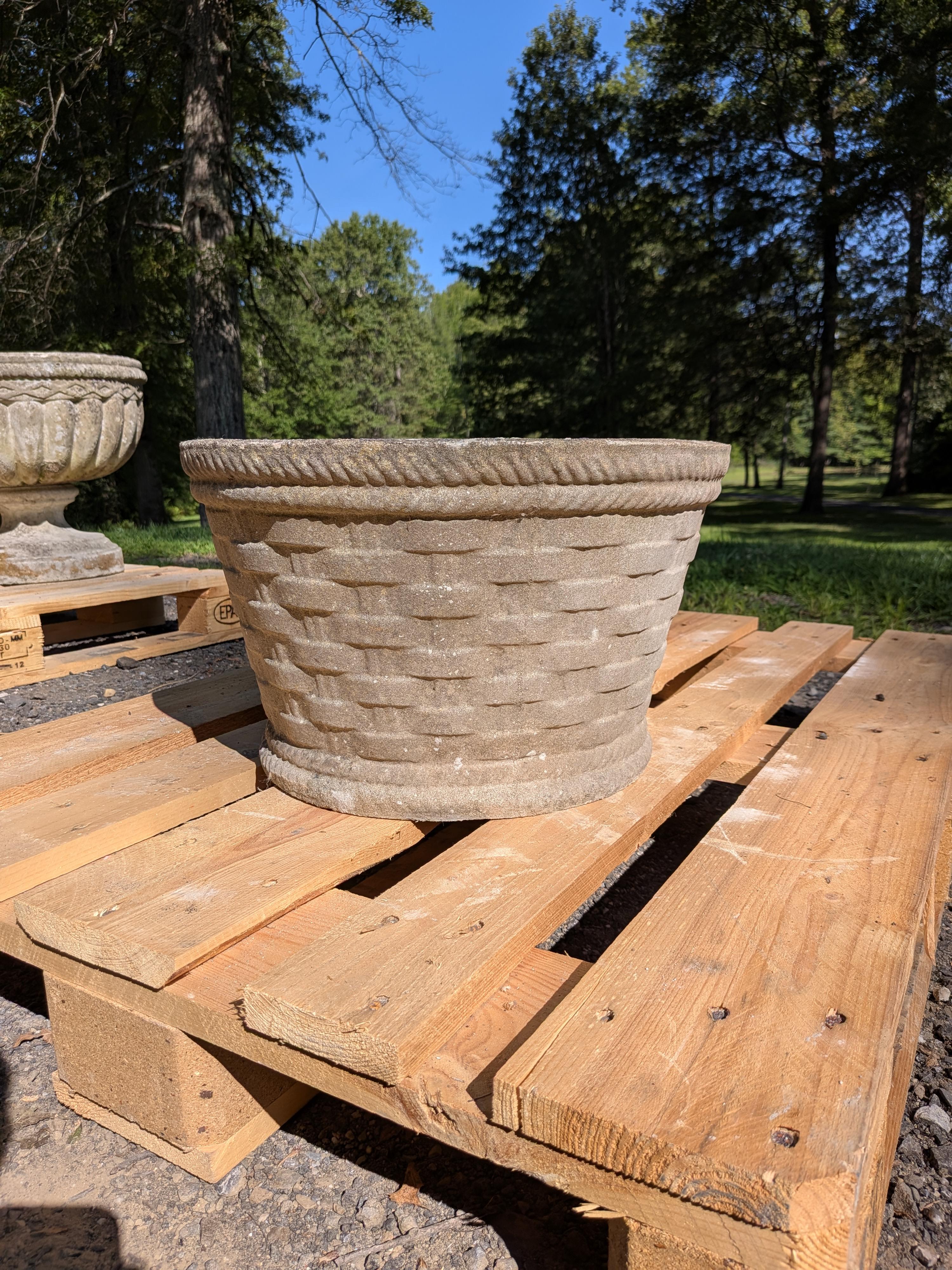 Britannico Fioriera in pietra inglese A. Stone  / Jardiniere in vendita