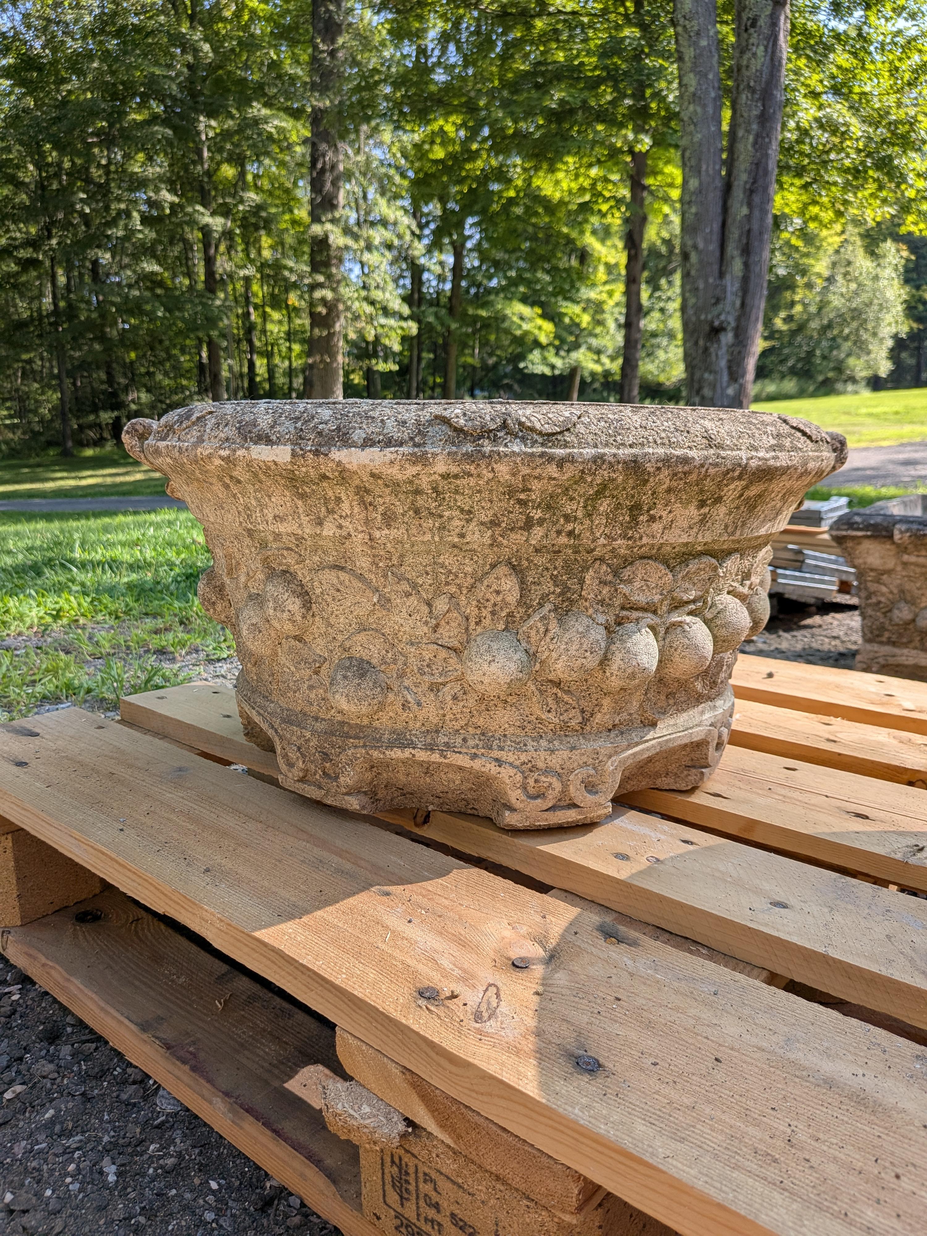 Fioriera / Jardiniere in pietra fusa inglese In condizioni buone in vendita a Gardiner, NY