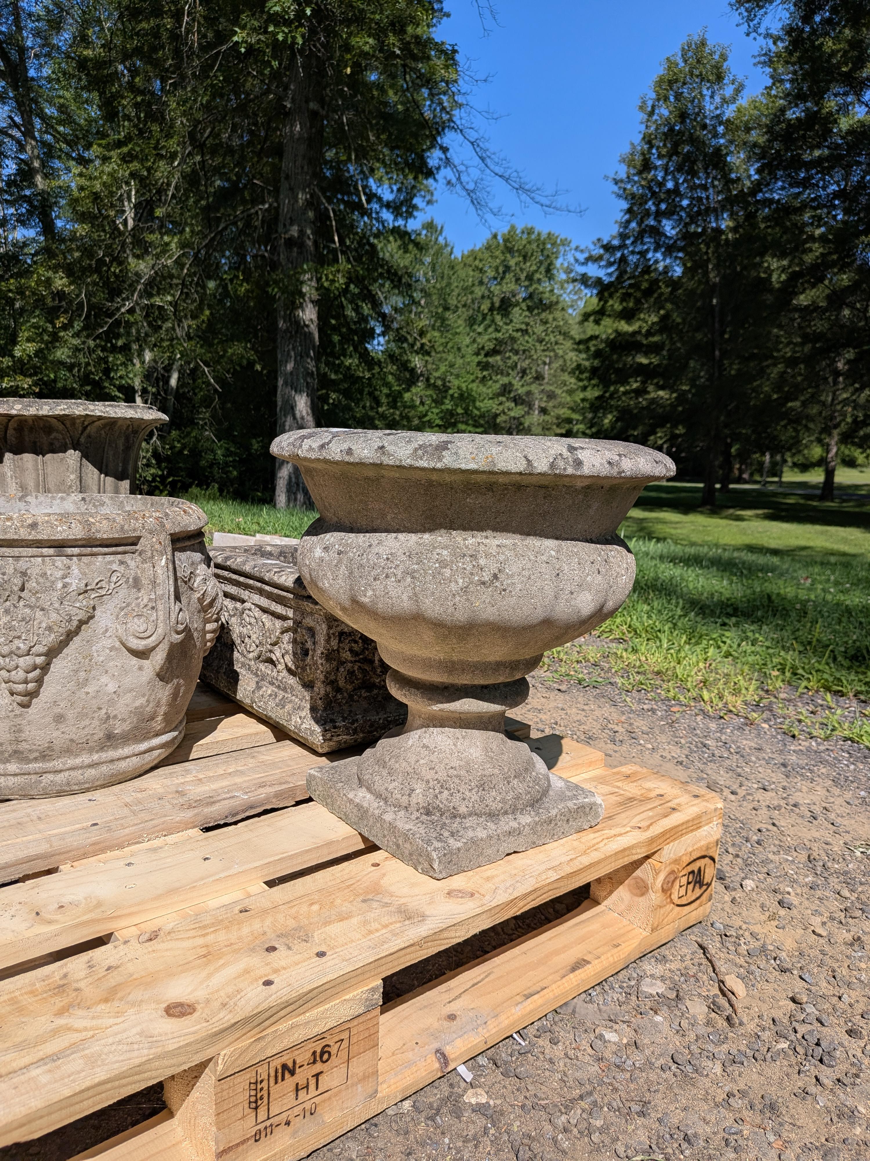 Jardiniere / Jardinière britannique en pierre moulée Bon état - En vente à Gardiner, NY