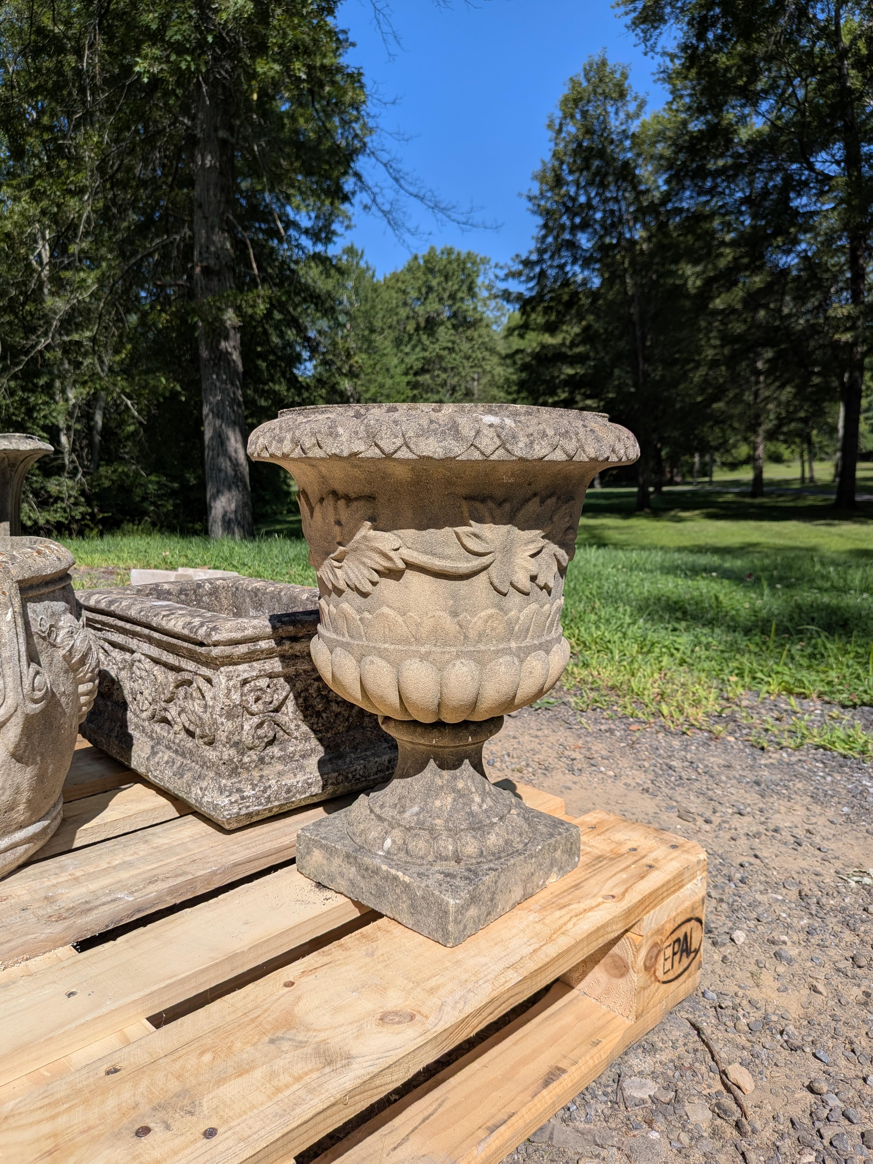 Jardiniere / Jardinière britannique en pierre moulée Bon état - En vente à Gardiner, NY
