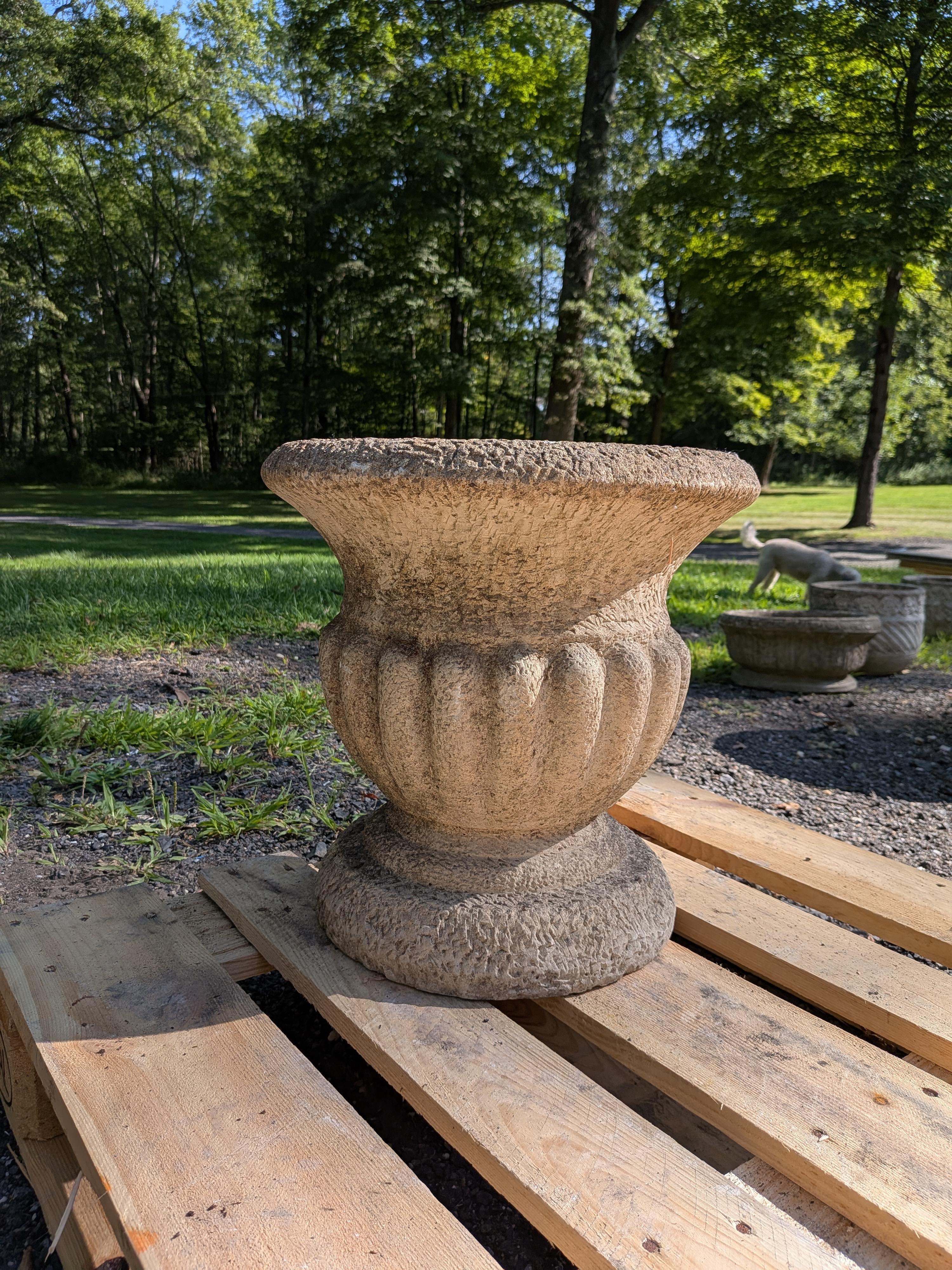 Fioriera / Jardiniere in pietra fusa inglese In condizioni buone in vendita a Gardiner, NY