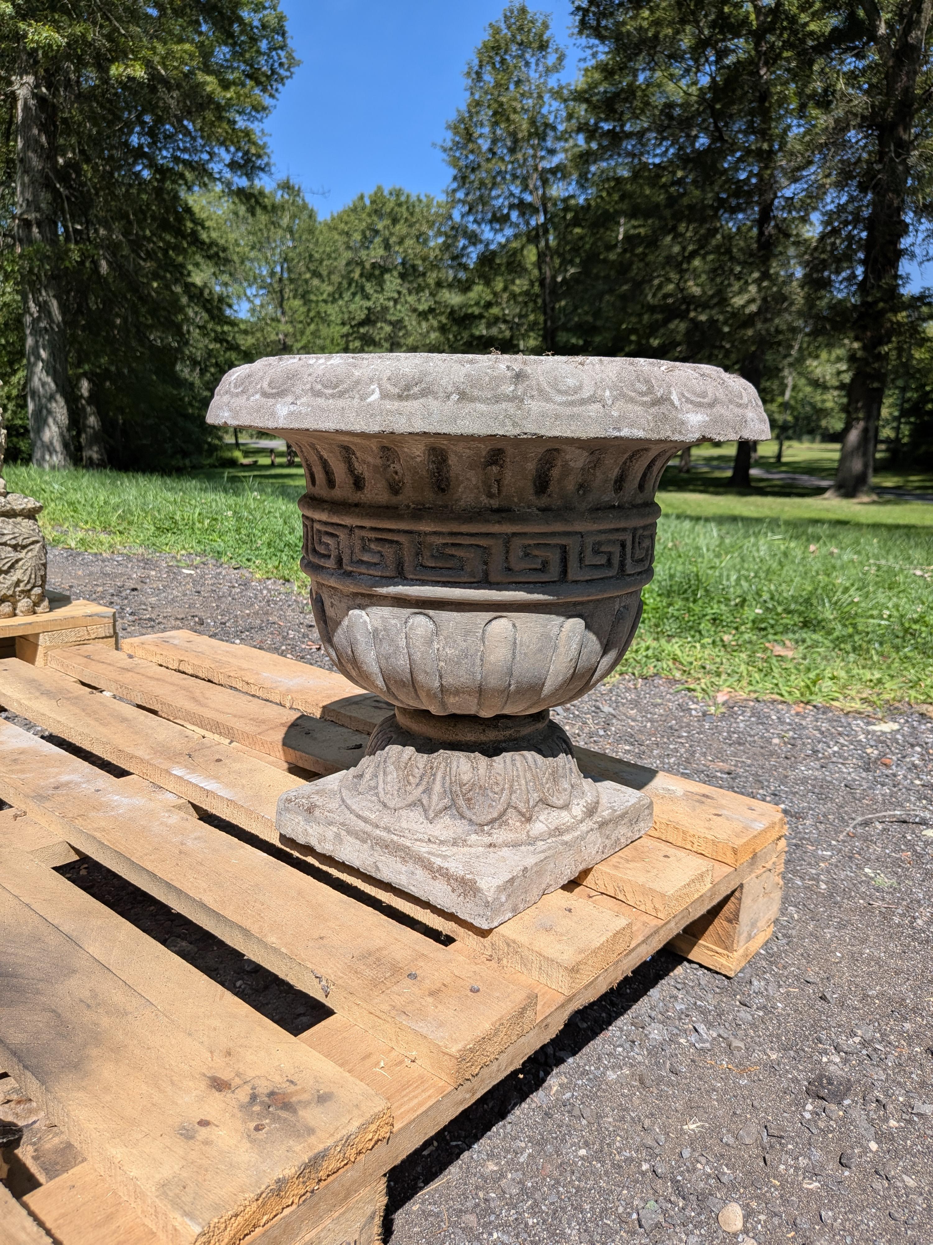 Fioriera / Jardiniere in pietra fusa inglese In condizioni buone in vendita a Gardiner, NY