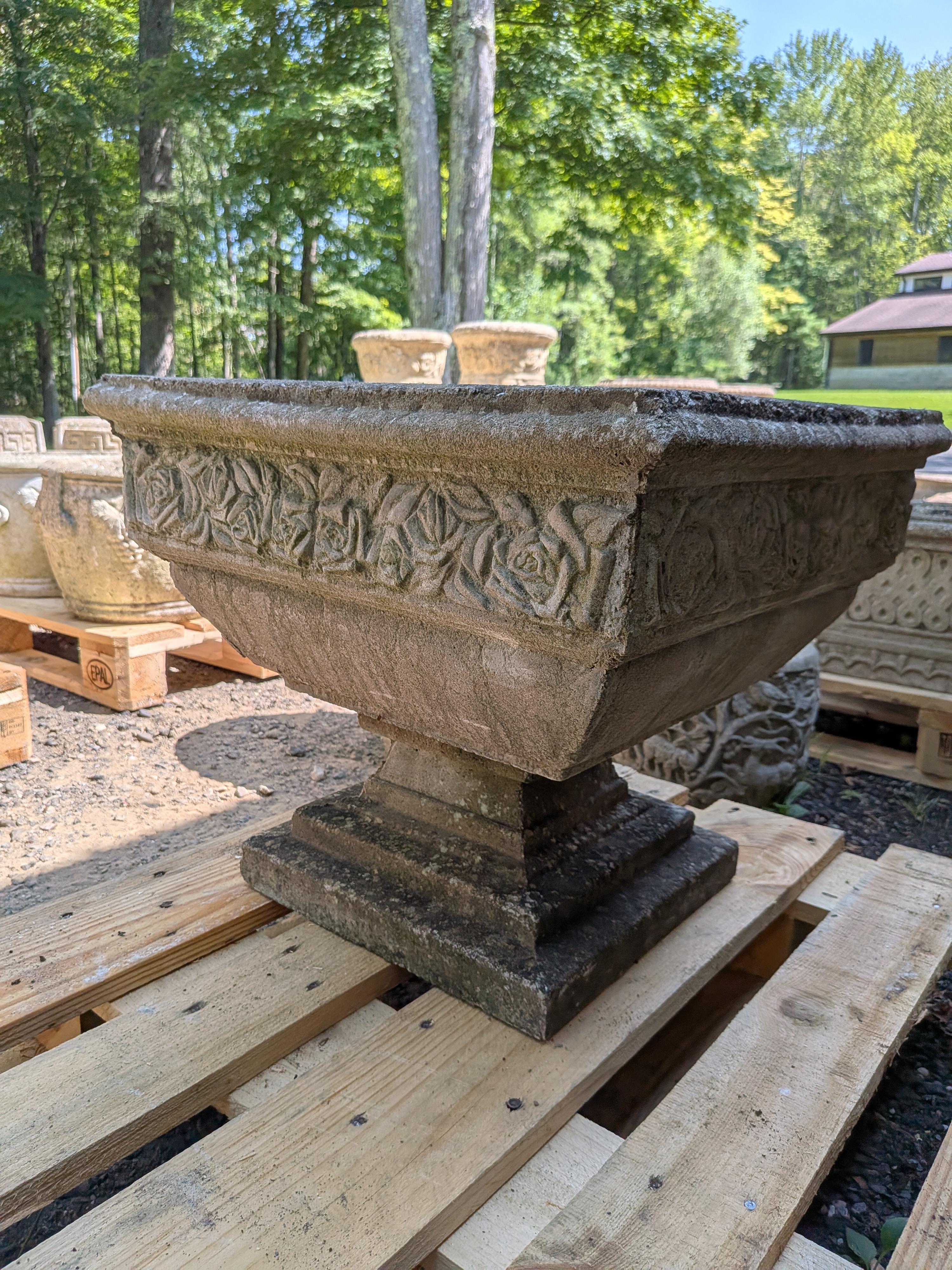 Jardinera Británica de Piedra Fundida en Bueno estado para la venta en Gardiner, NY