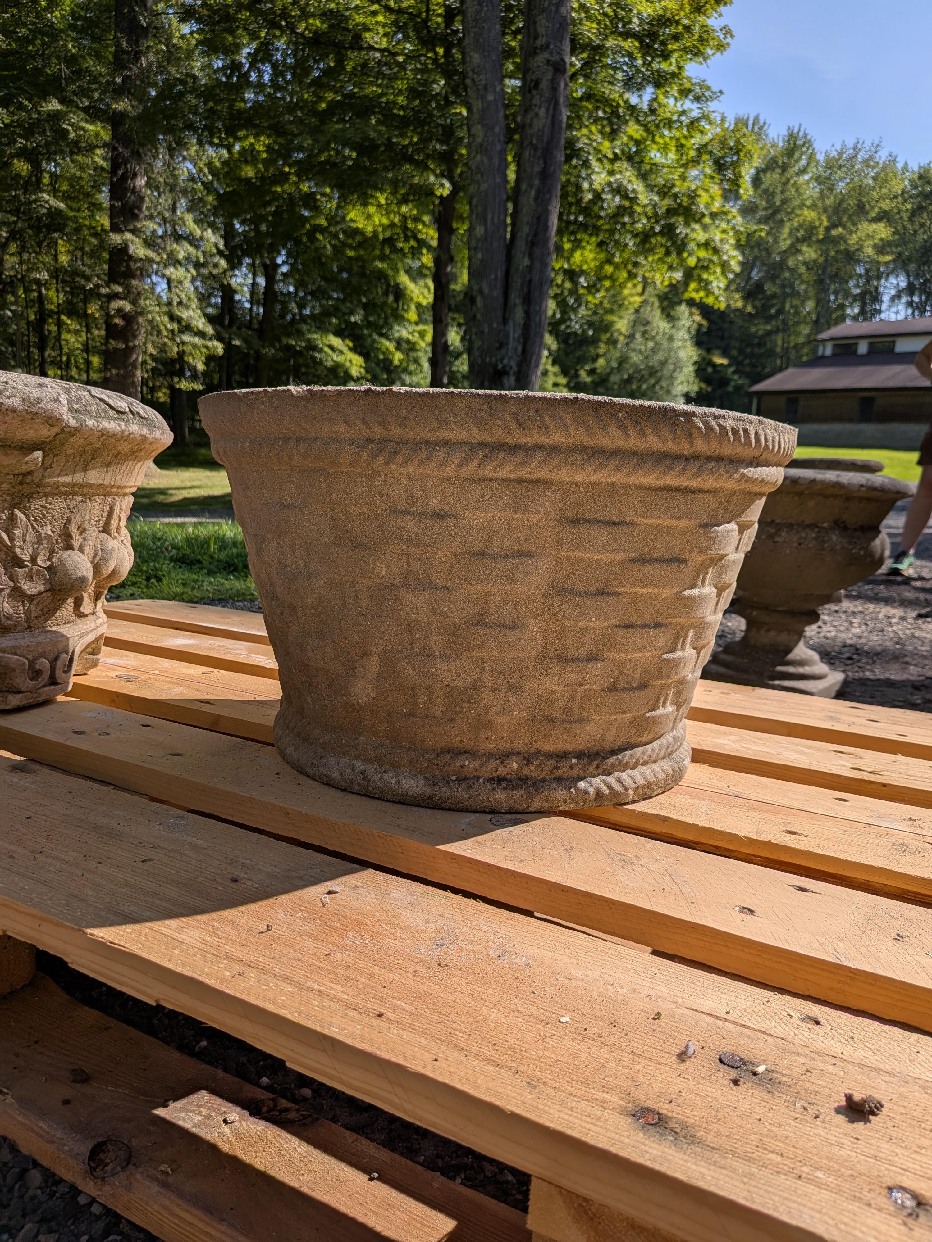 Fioriera in pietra inglese A. Stone  / Jardiniere In condizioni buone in vendita a Gardiner, NY