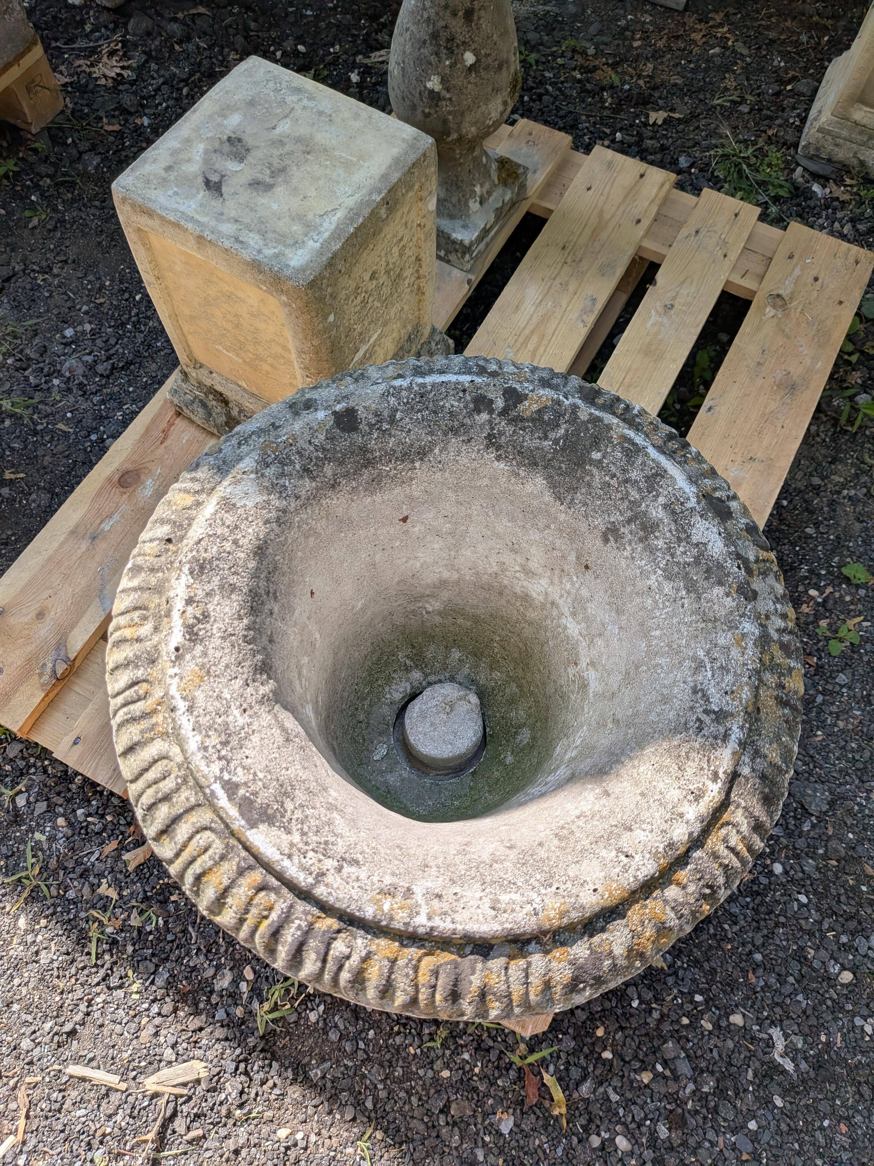 Autentico vaso da giardino / fioriera / contenitore / urna / jardiniere vintage / antico britannico.

Dimensioni:
Diametro esterno 16,5
Diametro interno di 10