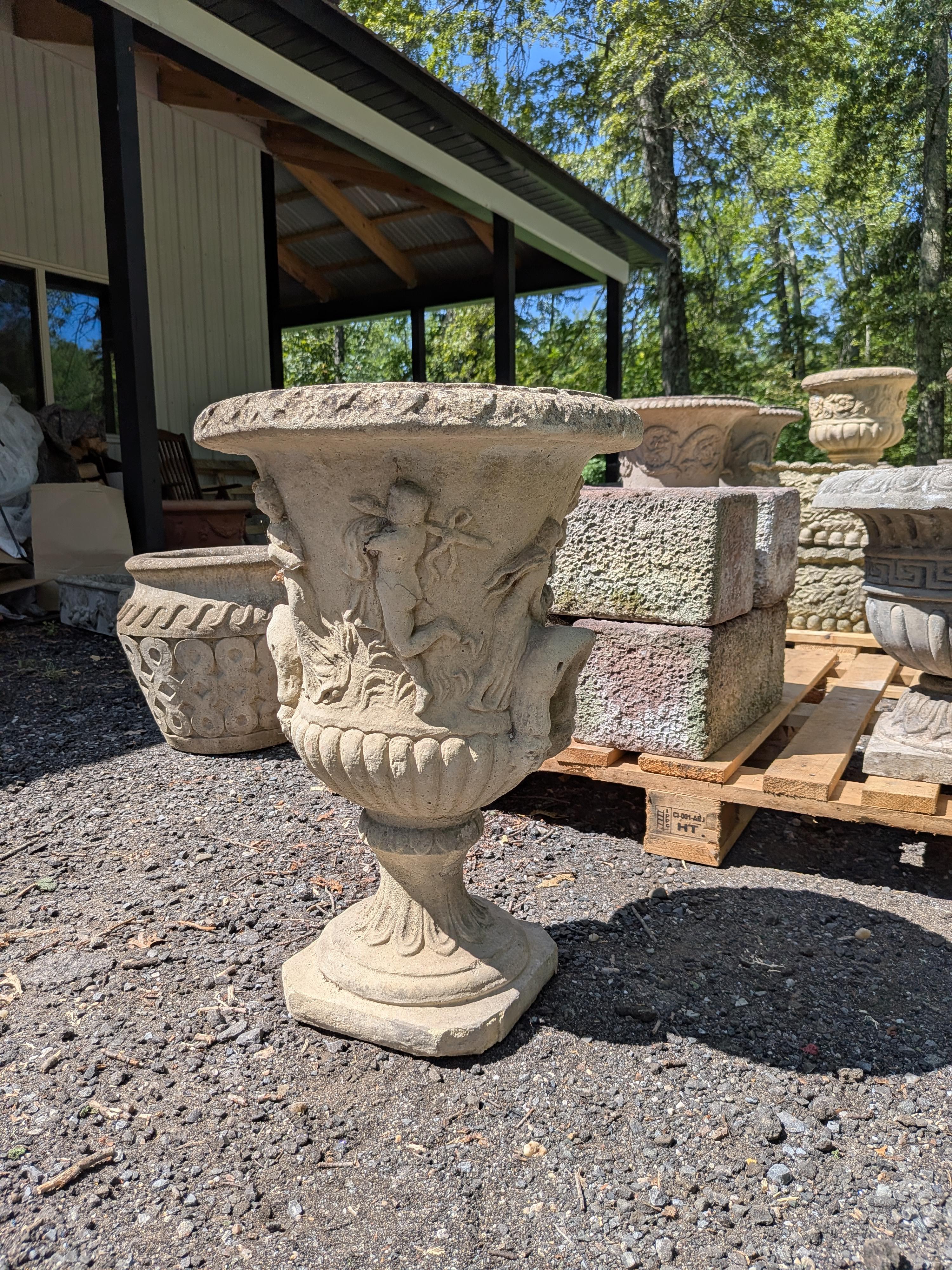 Autentico vaso da giardino / fioriera / contenitore / urna / jardiniere vintage / antico britannico.

Dimensioni:
Diametro esterno 16,5
Diametro interno di 11 pollici
Alto 22,5

*Contattateci se avete domande sulla spedizione*.

Rif.: UK2-083