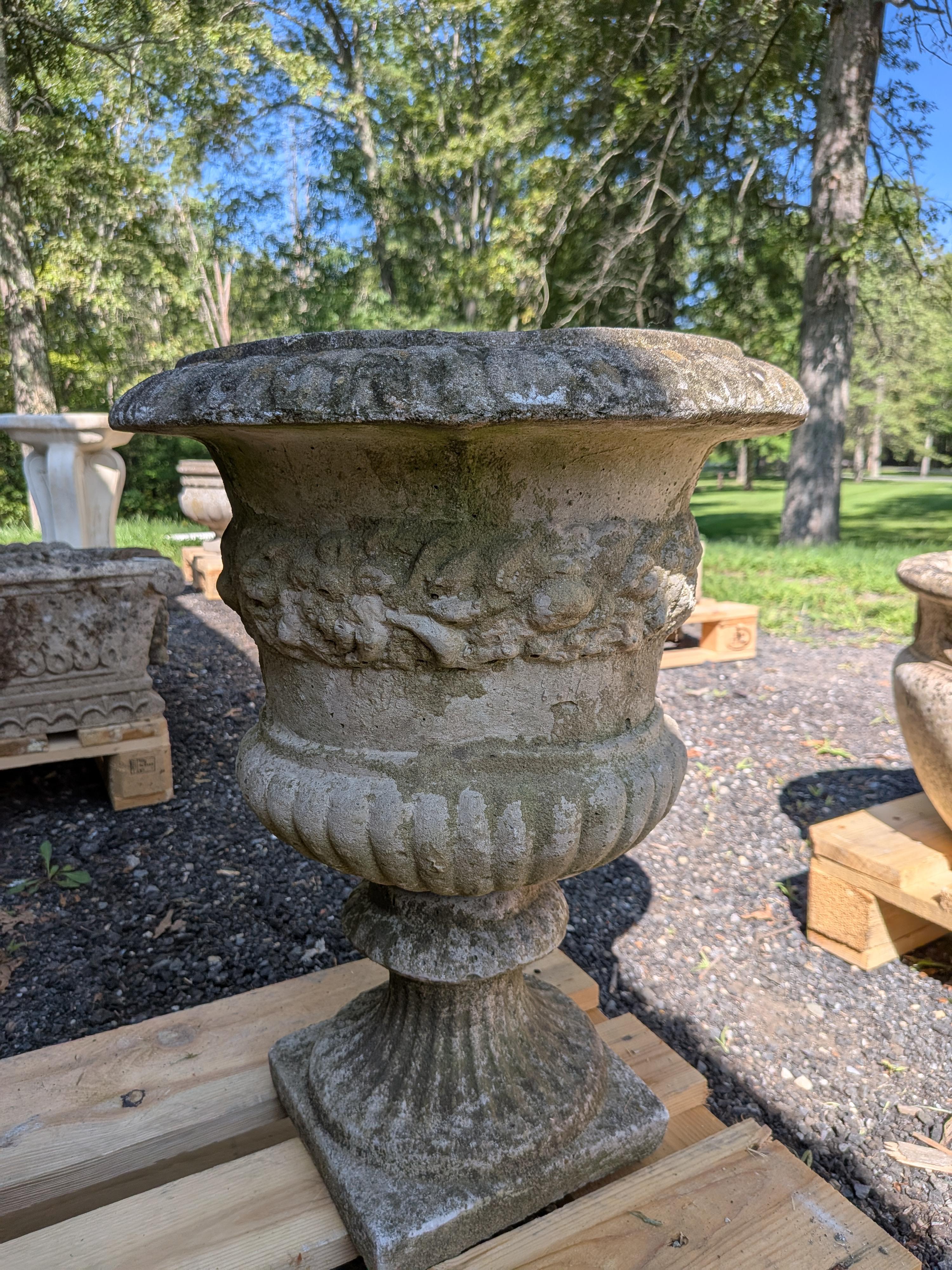Fioriera / Urna / Jardiniere in pietra fusa britannica In condizioni buone in vendita a Gardiner, NY