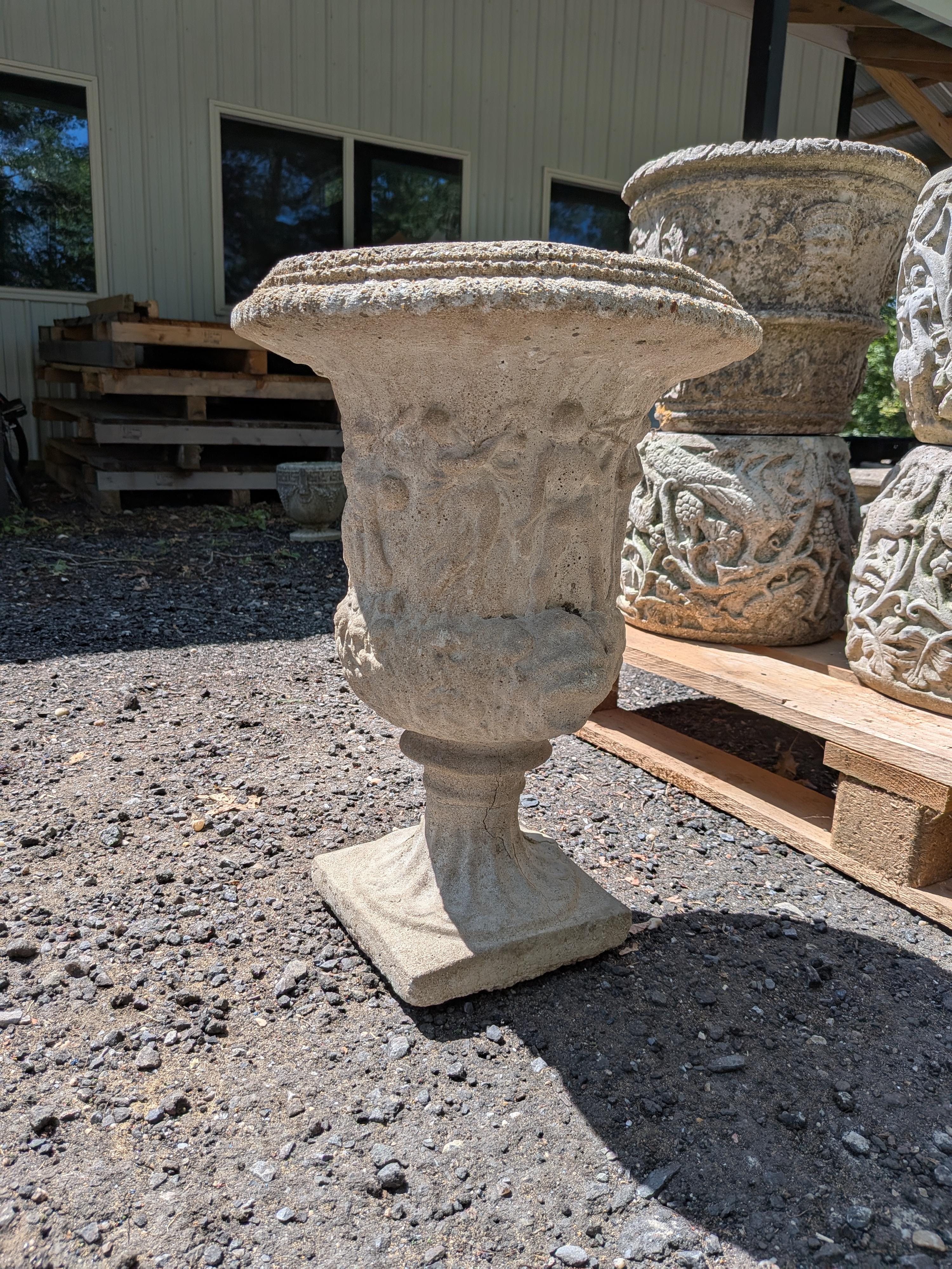 Fioriera / Urna / Jardiniere in pietra fusa britannica In condizioni buone in vendita a Gardiner, NY