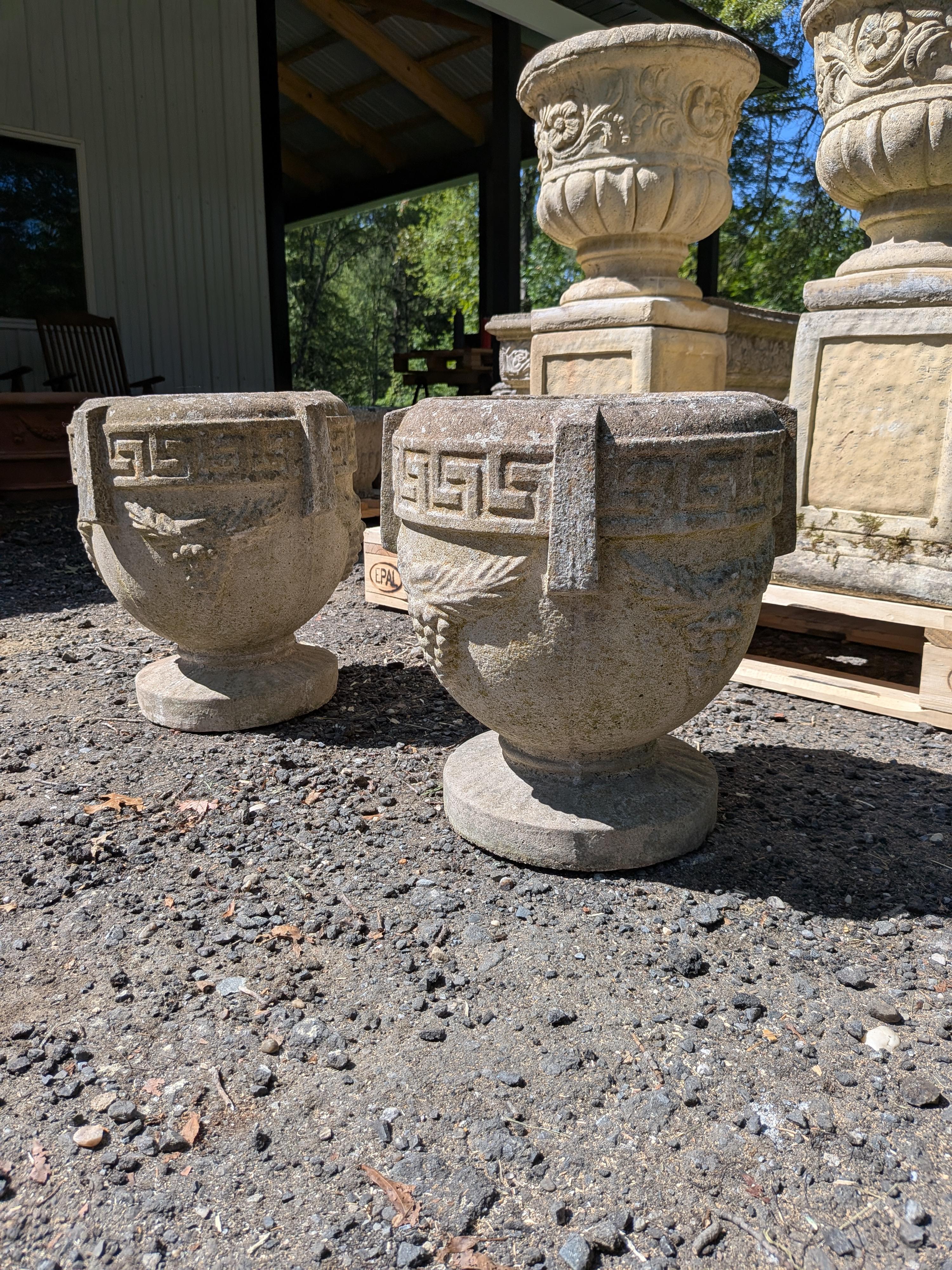 Coppia di autentici vasi da giardino / fioriere / contenitori / jardinieres vintage / antichi britannici.

**IL PREZZO SI INTENDE PER FIORIERA**

Dimensioni:
Diametro esterno 14,5
Diametro interno di 10 pollici
Alto 15,75

*Contattateci se avete