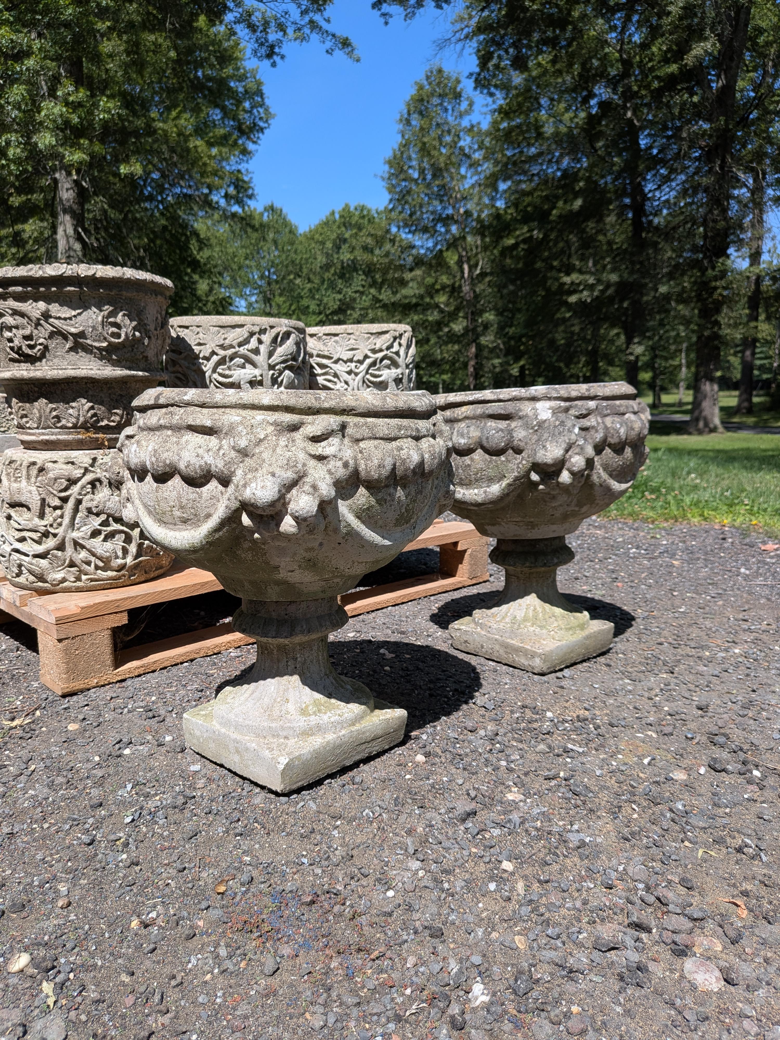 Coppia di autentici vasi da giardino / fioriere / contenitori / urne / calici / jardinieres vintage / antichi britannici.

**IL PREZZO SI INTENDE PER FIORIERA**

Dimensioni:
Diametro esterno di 16 pollici
Diametro interno 11,5
Alto
